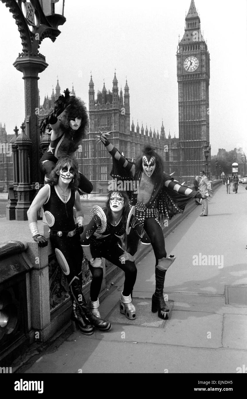 Kuss, die spektakuläre und farbenfrohe amerikanische Rockband in Großbritannien heute angekommen für ihre europäischen Uraufführungen. Sie kamen von den Houses of Parliament in vier Limousinen, die silbrig schwarzen Kostümen, die hochhackigen bestickte Stiefel und die heftigen schwarz-weiß Make-up, wofür sie bekannt sind. "Auf Westminster Bridge abgebildet sind Mitglieder der Gruppe von links nach rechts: l-R Peter Criss, Gene Simmons, Paul Stanley und Ace Frehley. 10. Mai 1976. Stockfoto