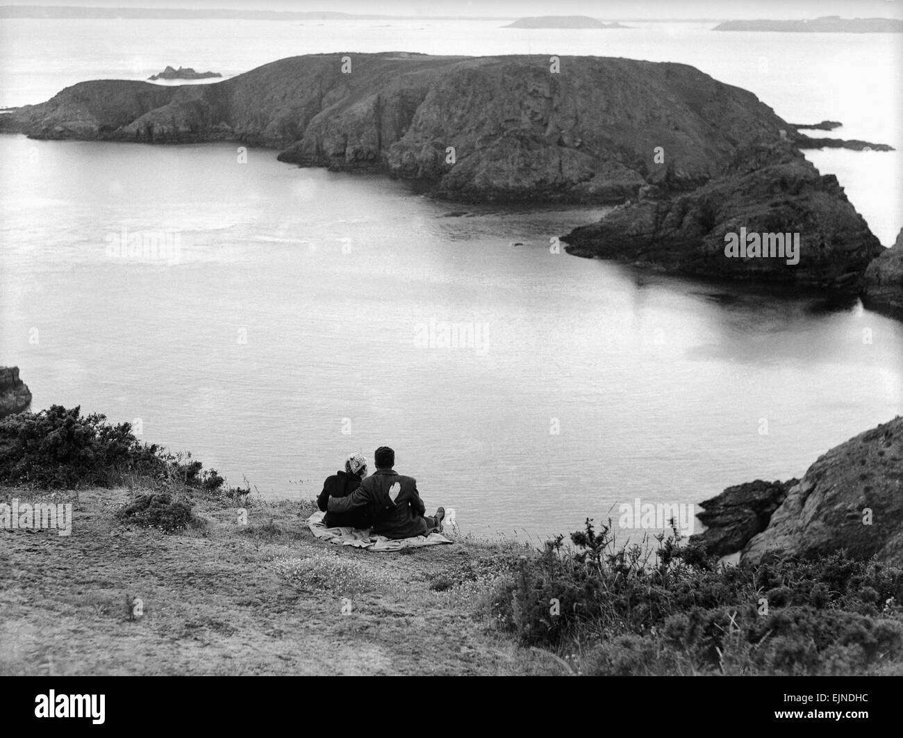 Ein paar genießen einige Zeit zusammen Blick über das Meer Om den Kanal Insel Sark Circa 1930. Stockfoto