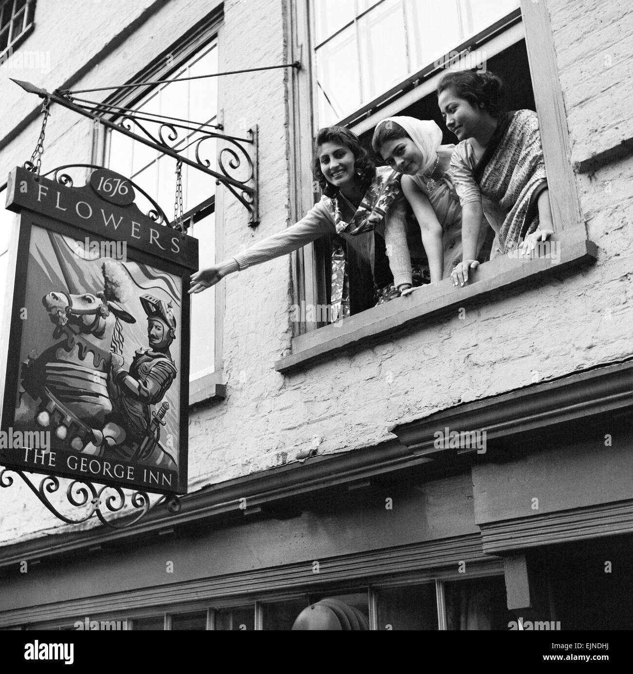 Fashion Modelle aus Pakistan, während ihres Aufenthalts in London, April 1962 über The George Pub bleiben. Stockfoto