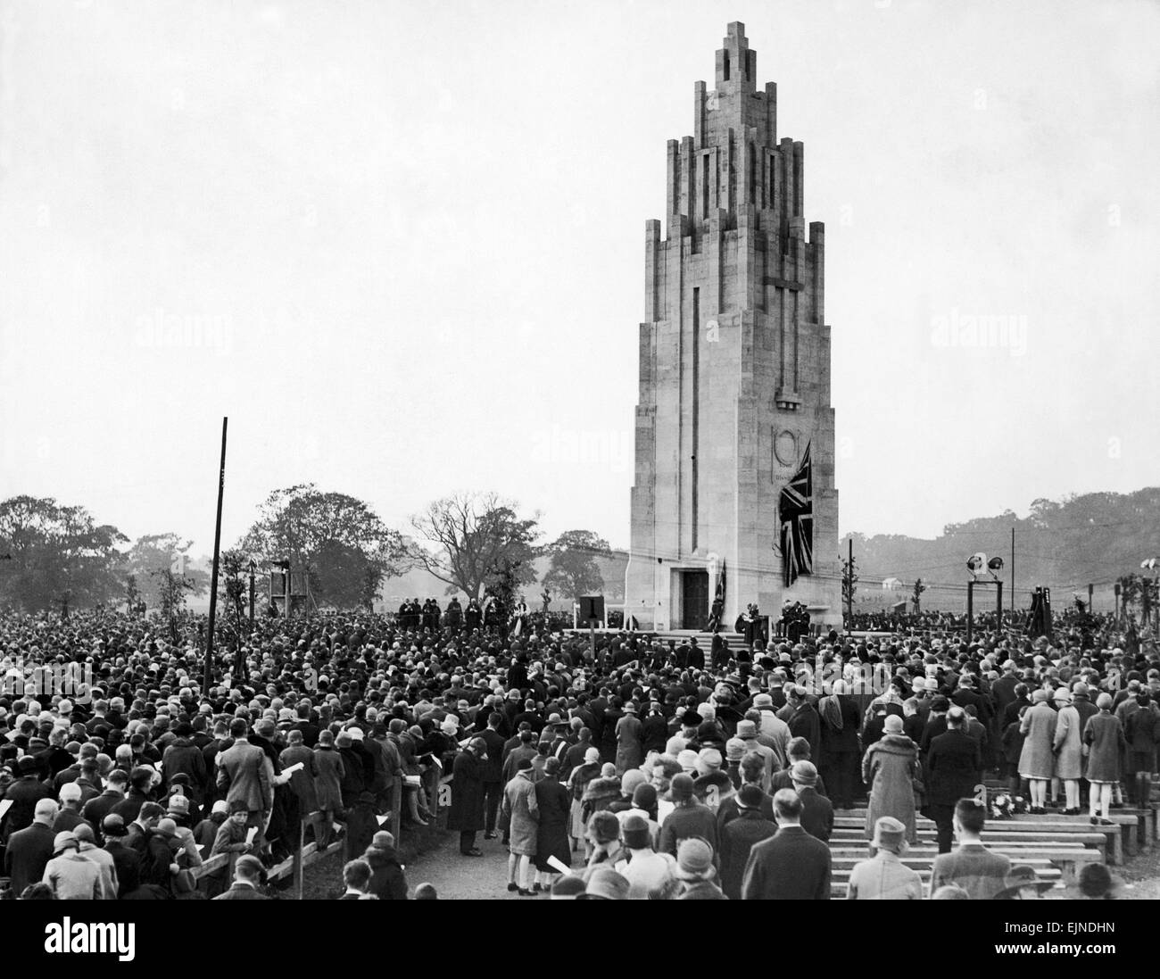 Kundenansturm bei Coventry Kriegerdenkmal in Coventry, West Midlands (ehemals Warwickshire). 11. Oktober 1927. Stockfoto