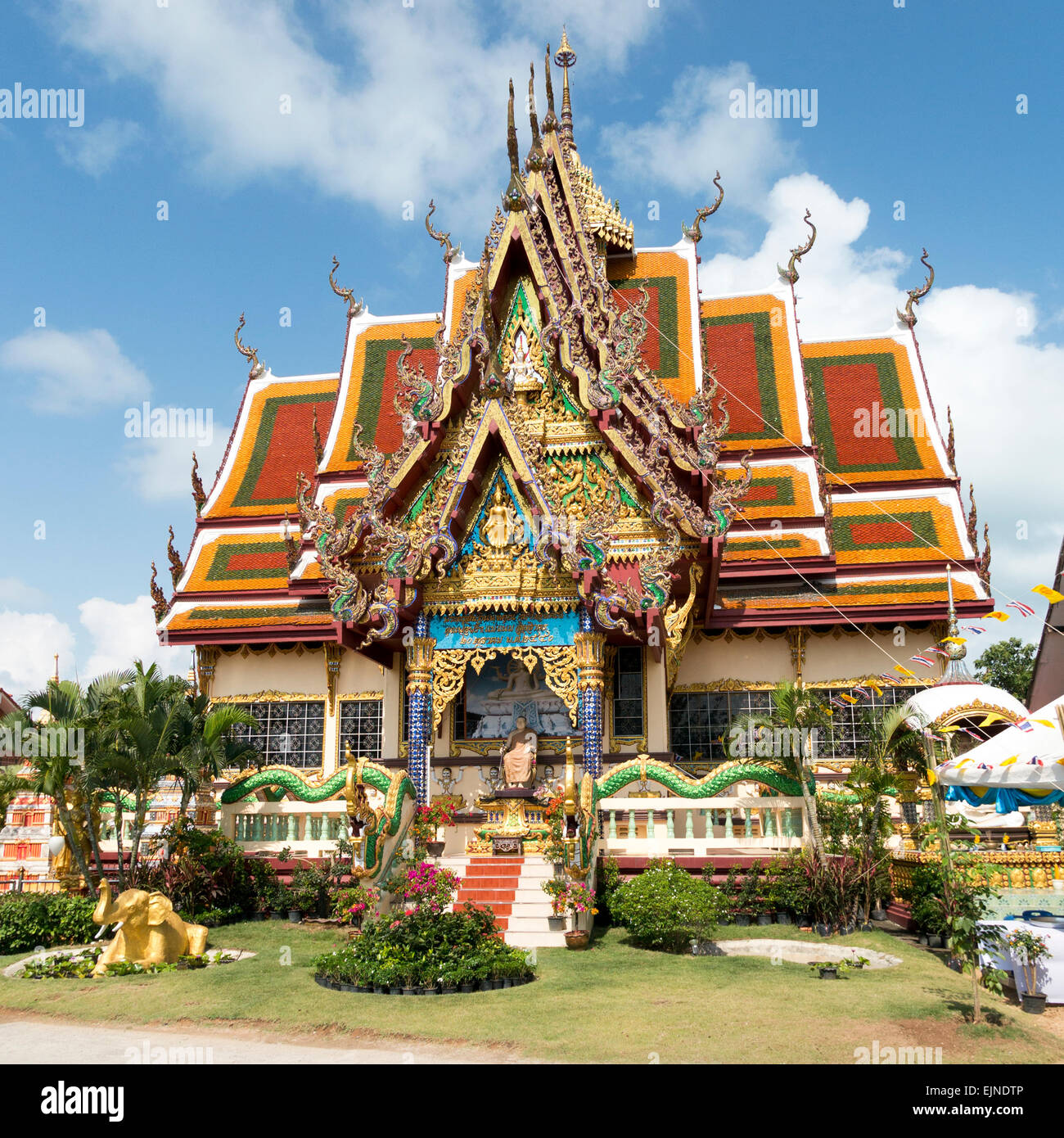 Eines der modernen und farbenfrohen Tempeln am Wat Plai Laem auf Koh Samui Stockfoto