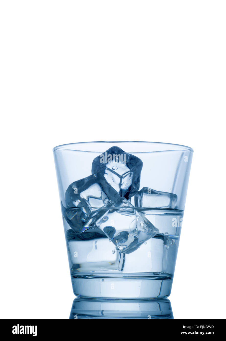 Glas Wasser mit Eis isoliert auf weiss Stockfoto