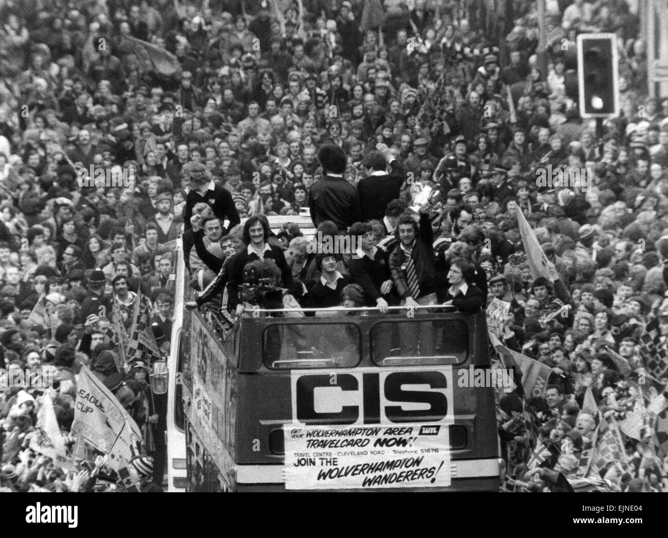 Wolverhampton Wanderers Wölfe Team Rückkehr in die Heimat mit dem League Cup auf Bus zu einem wunderbaren Empfang. 16. März 1980. Stockfoto