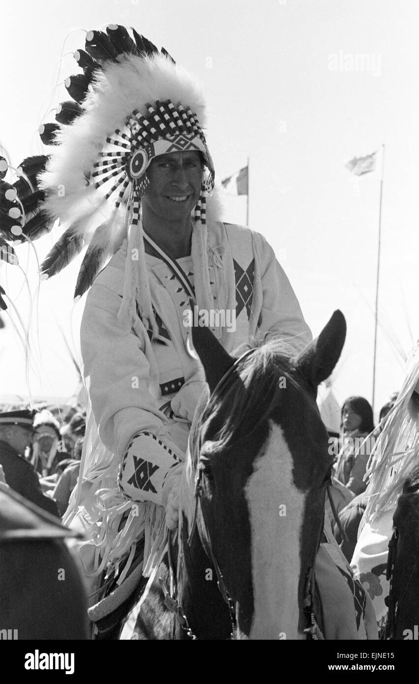 Prinz Charles, Prinz von Wales, indischer Kopfschmuck in Calgary, Alberta während seines Besuchs in Kanada tragen. 11. Juli 1977. Stockfoto