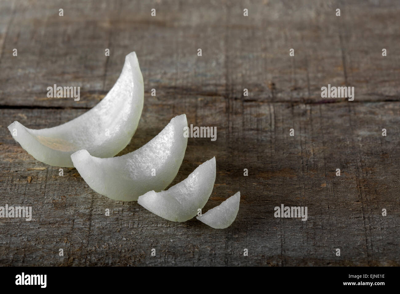 Weiße Zwiebelscheiben auf einem Holzbrett Stockfoto