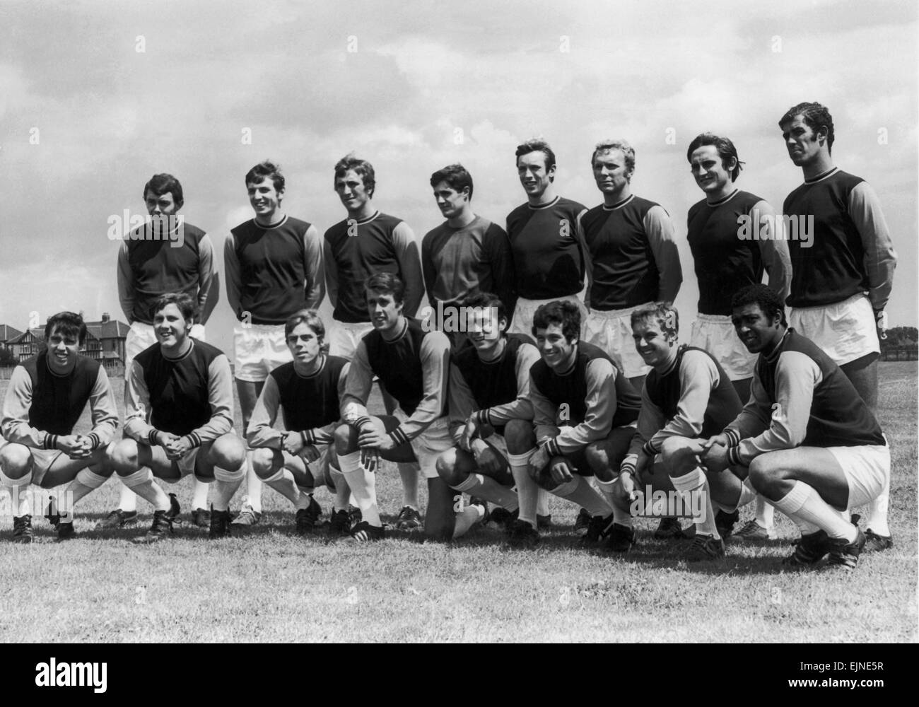 West Ham United Line-up für Pre-Saison-Team-Foto. Hintere Reihe L-R: Peter Bennett, Martin Peters, Billy Bonds, Bobby Ferguson, Alan Stephenson, Bobby Moore, Frank Lampard und John Cushley. Vordere Reihe: Ronnie Boyce, Brian Dear, Harry Redknapp, Geoff Hurst, Trevor Brooking, Bobby Howe, John Sissons und John Charles. Juli 1968. Stockfoto