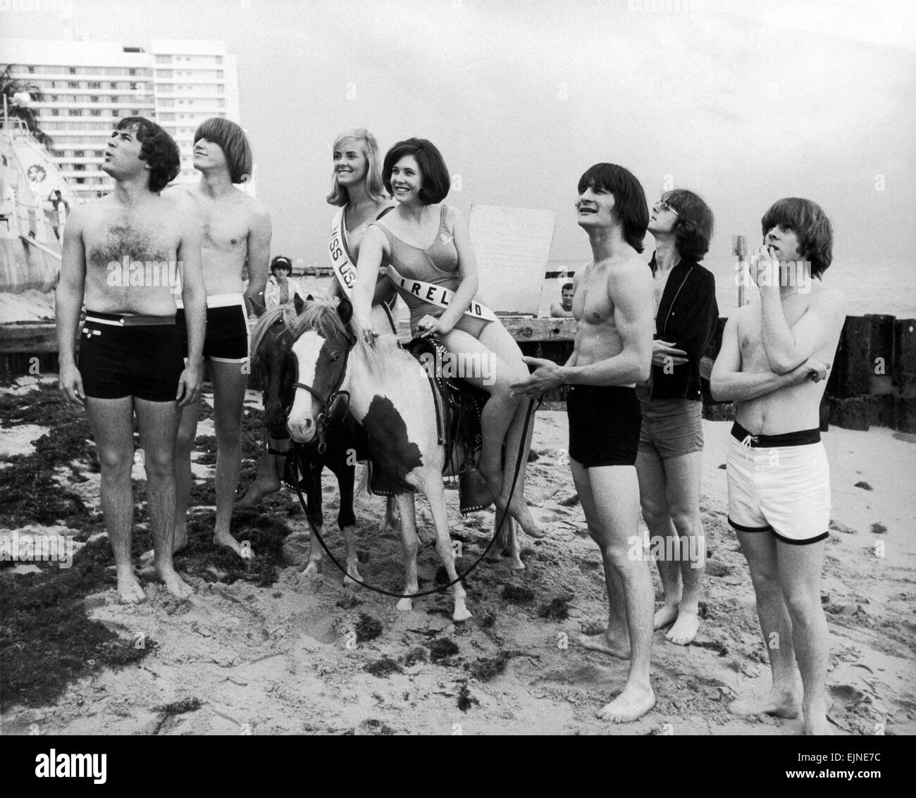 Die Byrds in Miami, Florida, mit Miss Universum Contentants, Miss USA & Miss Irland, 24. Juli 1965. Die Byrds. 1965-Bandmitglieder: David Crosby. Gene Clark. Michael Clarke. Chris Hillman. Roger McGuinn. Stockfoto