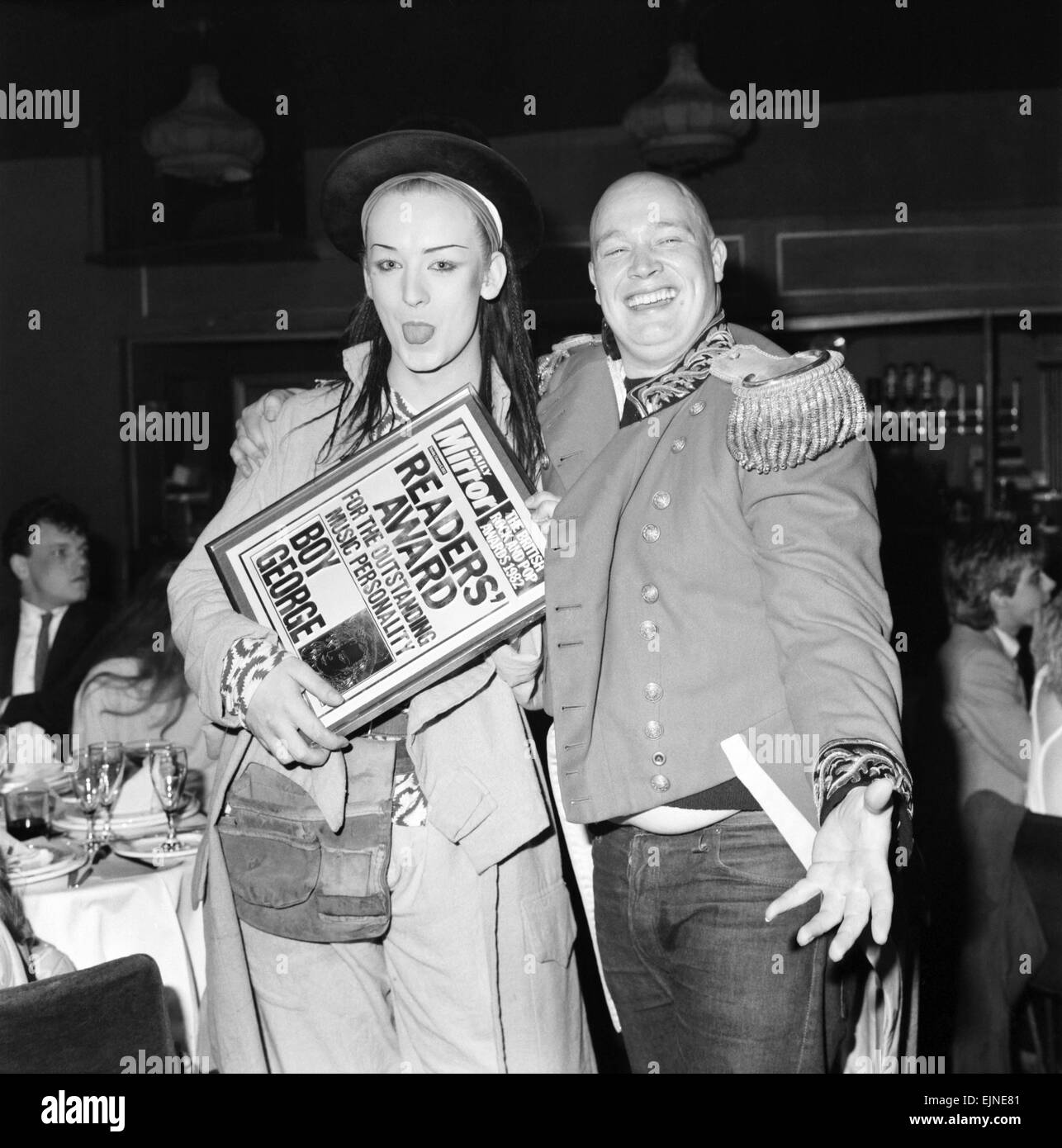 Britischer Rock und Pop Preis im Londoner Lyceum Ballroom. Sänger der Gruppe Kultur Club Boy George feiert nach dem Sieg der Daily Mirror Leser Award für herausragende Musik-Persönlichkeit. 9. Februar 1983. Stockfoto