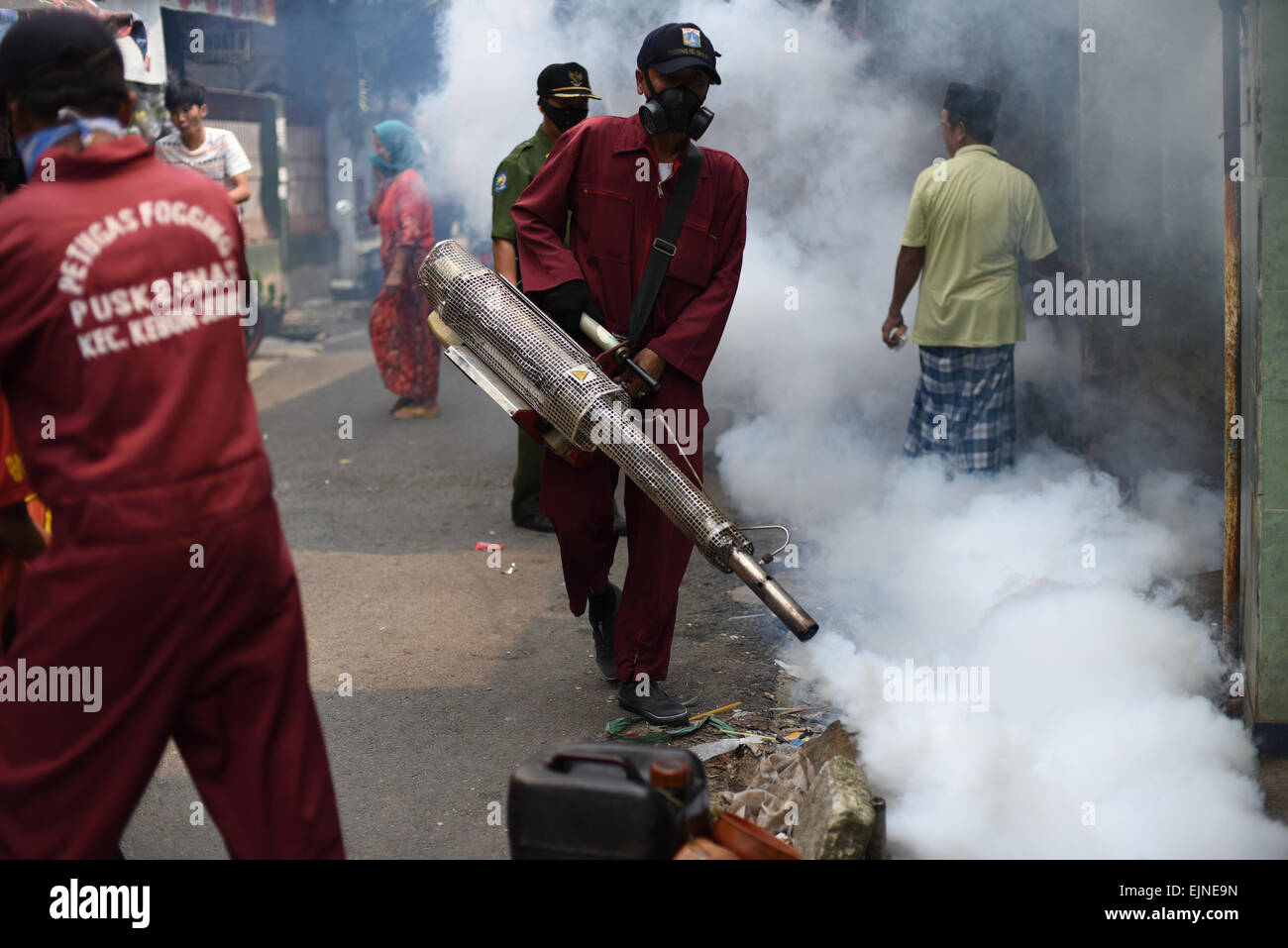 In einem dicht besiedelten Viertel in West-Jakarta wird das Mückenvernebeln abgehalten, während der Kampf gegen das Dengue-Fieber anhält. Stockfoto
