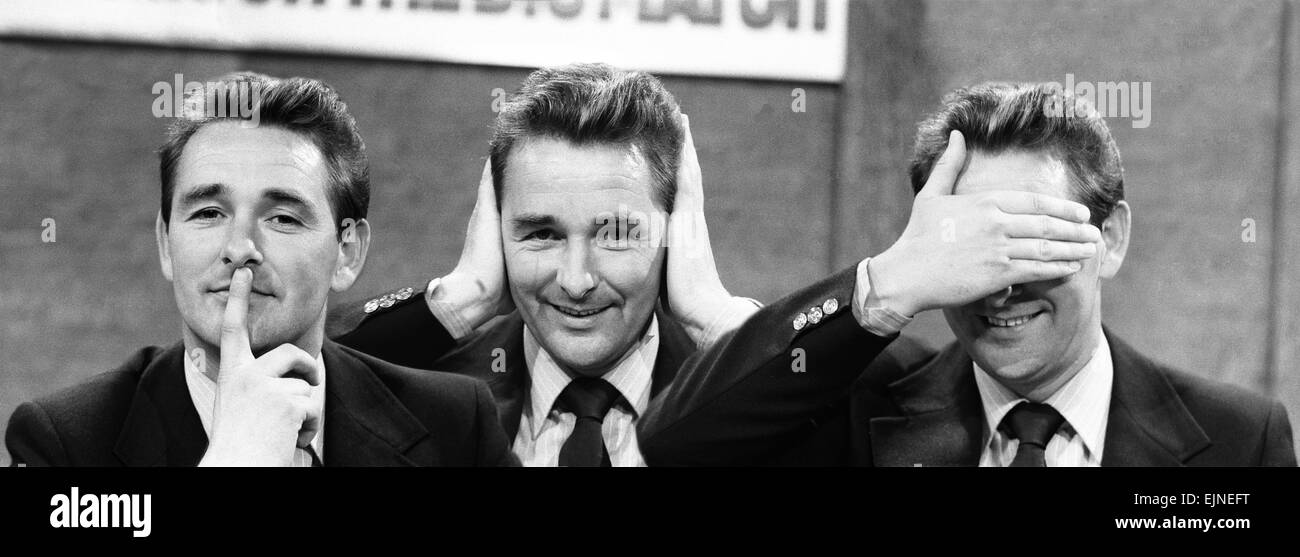 Derby County-Manager Brian Clough hier bei den Proben als Fußball-Experte auf dem ITV Big Match-Programm zu sehen. Unser Bild zeigt: Brian Clough im Studio imitiert die drei weisen Affen 'Hear no Evil, Speak no Evil, See no Evil' 23. August 1973 Stockfoto