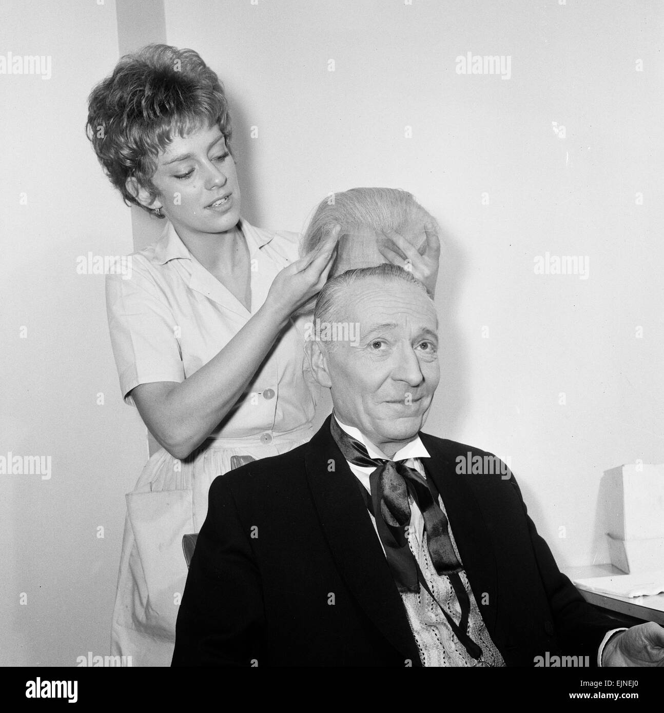 Schauspieler William Hartnell - der erste Arzt - abgebildet in Umkleidekabine wie Mke Maskenbildner Sonia Markham den letzten Schliff auf seinem Gesicht Make-up & Perücke im BBC Television Centre, Wood Lane 9. Januar 1966 angewendet wird. An diesem Samstag (15. Januar) wird die Ausstrahlung zu sehen, ob der 100. Dr Who Episode. Lokalen Caption *** Dr Who - 13.08.2010 Stockfoto