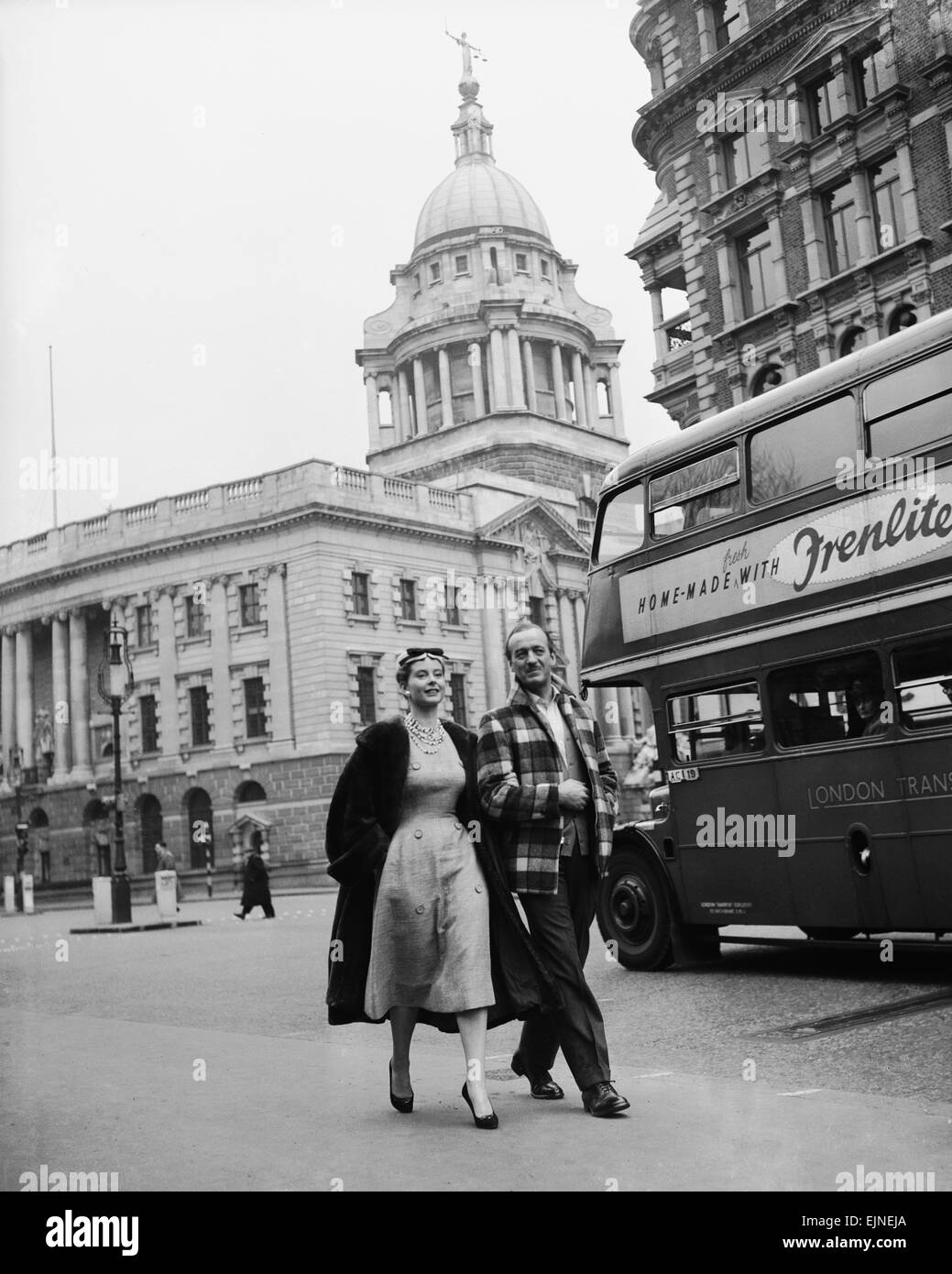 Schauspieler David Niven mit der französischen Schauspielerin Geneviève Page Spaziergang durch London während einer Pause von den Dreharbeiten zu ihrem neuesten Film der Silken-Affäre. 8. April 1956 Stockfoto