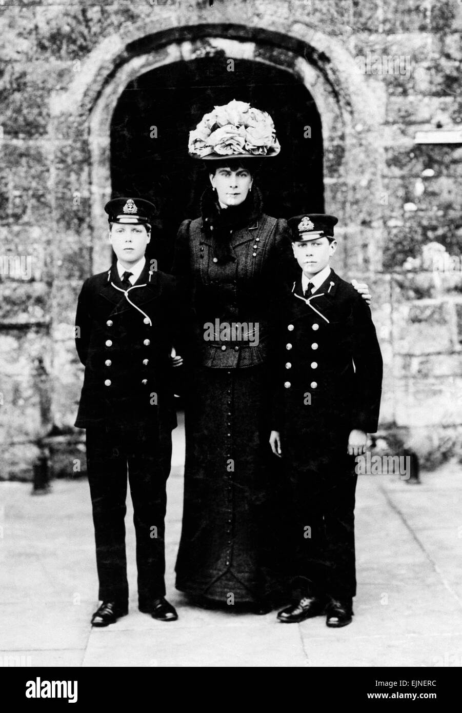 Queen Mary mit Prinz Edward und Prinz Albert nach dem Besuch einer Ausstellung in der Newman-Galerie. Oktober 1911 *** lokalen Caption *** Watscan--06.11.2010 Stockfoto