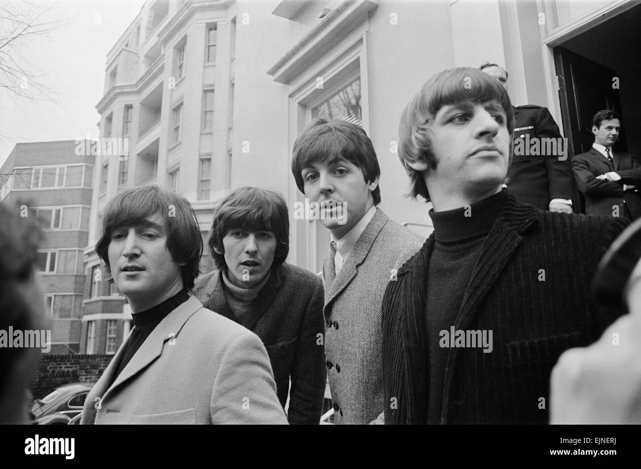 John Lennon übergibt seine Fahrprüfung in Weybridge Paul McCartney Ringo Starr und George Harrison sind da, um ihm zu gratulieren, 15. Februar 1965 Stockfoto