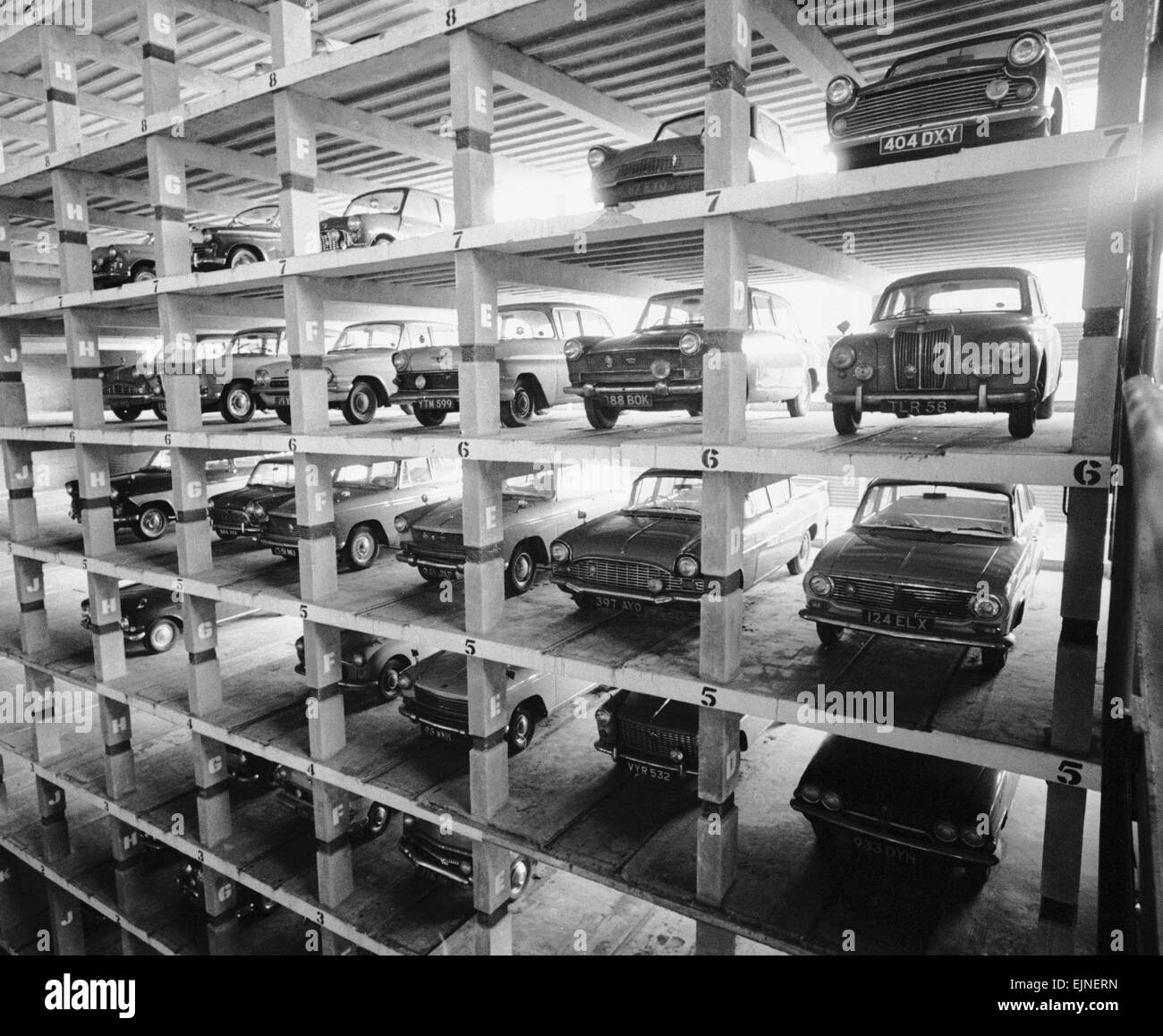 Ein elf mechanische Parkhaus in Shoe Lane, London enthält 279 Autos im Einsatz. Angetrieben werden sie zu einem der zehn Buchten sind durch zwei Lifte automatisch geparkt. 18. Januar 1963. Stockfoto