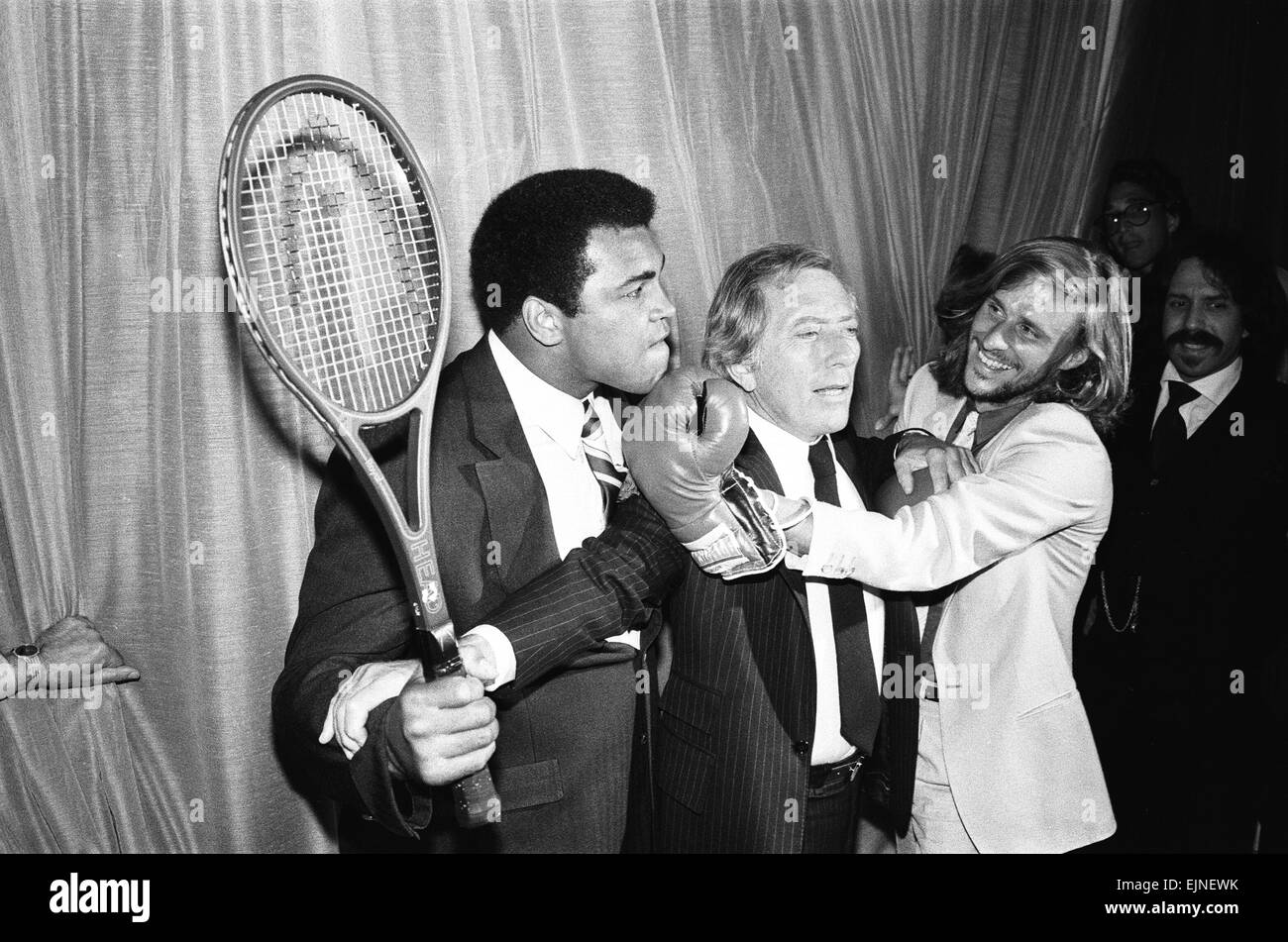 Sänger Andy Williams Pausen Schritte dazwischen Schwergewichts-Boxweltmeister, der einen Tennisschläger über Tennisspieler Björn Borg am 12. Tag der Wimblen Tennis Meisterschaft 7. Juli 1979 hält Stockfoto