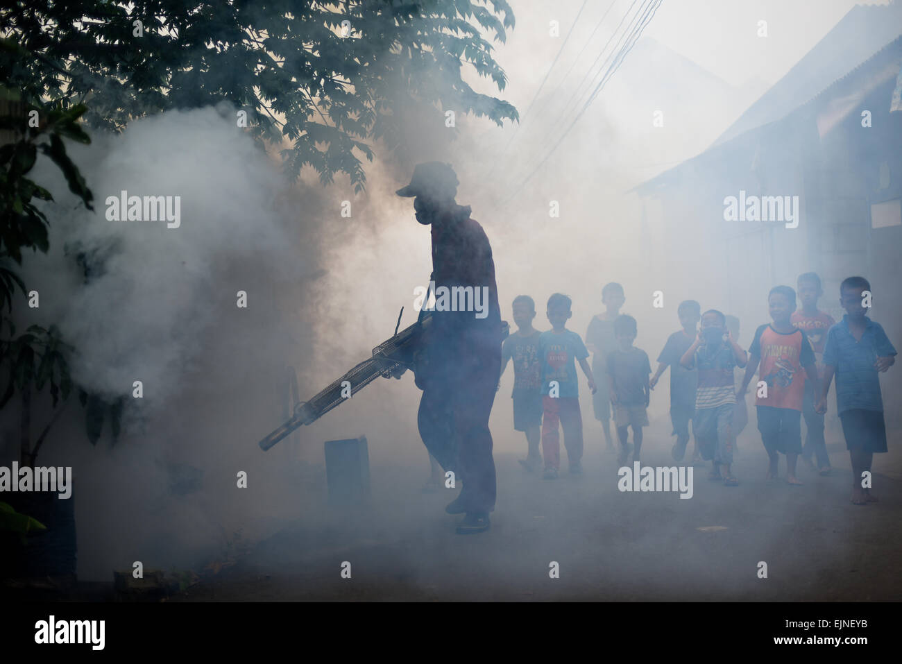 Jakarta, Indonesien. März 2015. In einem dicht besiedelten Viertel in West-Jakarta wird das Mückenvernebeln abgehalten, während der Kampf gegen das Dengue-Fieber anhält. Stockfoto