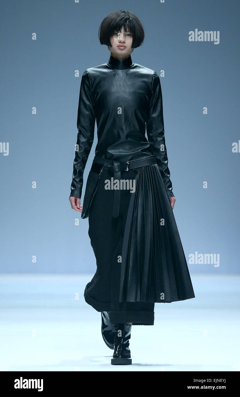 Peking, China. 30. März 2015. Ein Modell stellt eine Kreation von italienischen Designer Cristiano Burani während der China Fashion Woche Herbst/Winter 2015/2016 in Peking, Hauptstadt von China, 30. März 2015. Bildnachweis: Chen Jianli/Xinhua/Alamy Live-Nachrichten Stockfoto