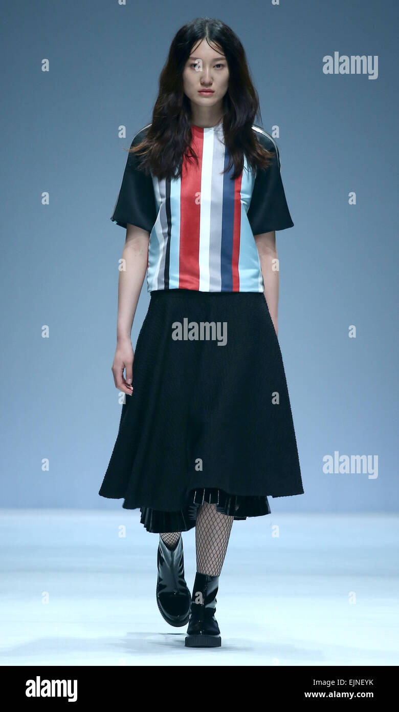 Peking, China. 30. März 2015. Ein Modell stellt eine Kreation von italienischen Designer Cristiano Burani während der China Fashion Woche Herbst/Winter 2015/2016 in Peking, Hauptstadt von China, 30. März 2015. Bildnachweis: Chen Jianli/Xinhua/Alamy Live-Nachrichten Stockfoto