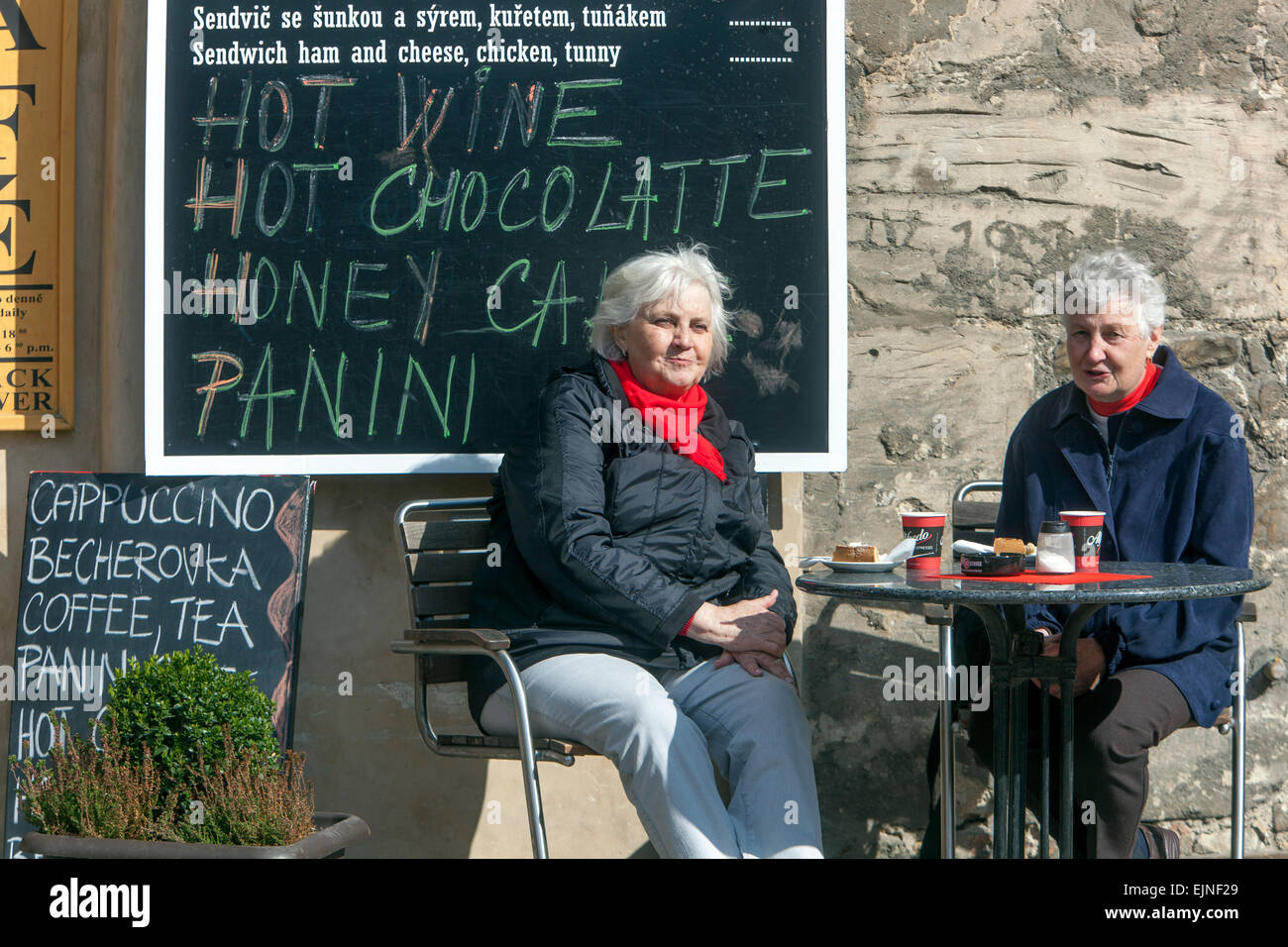 Ruhende Rentner, ältere Frauen trinken Kaffee, ältere Touristen der tschechischen Generation in Prag trinken Kaffee Stockfoto