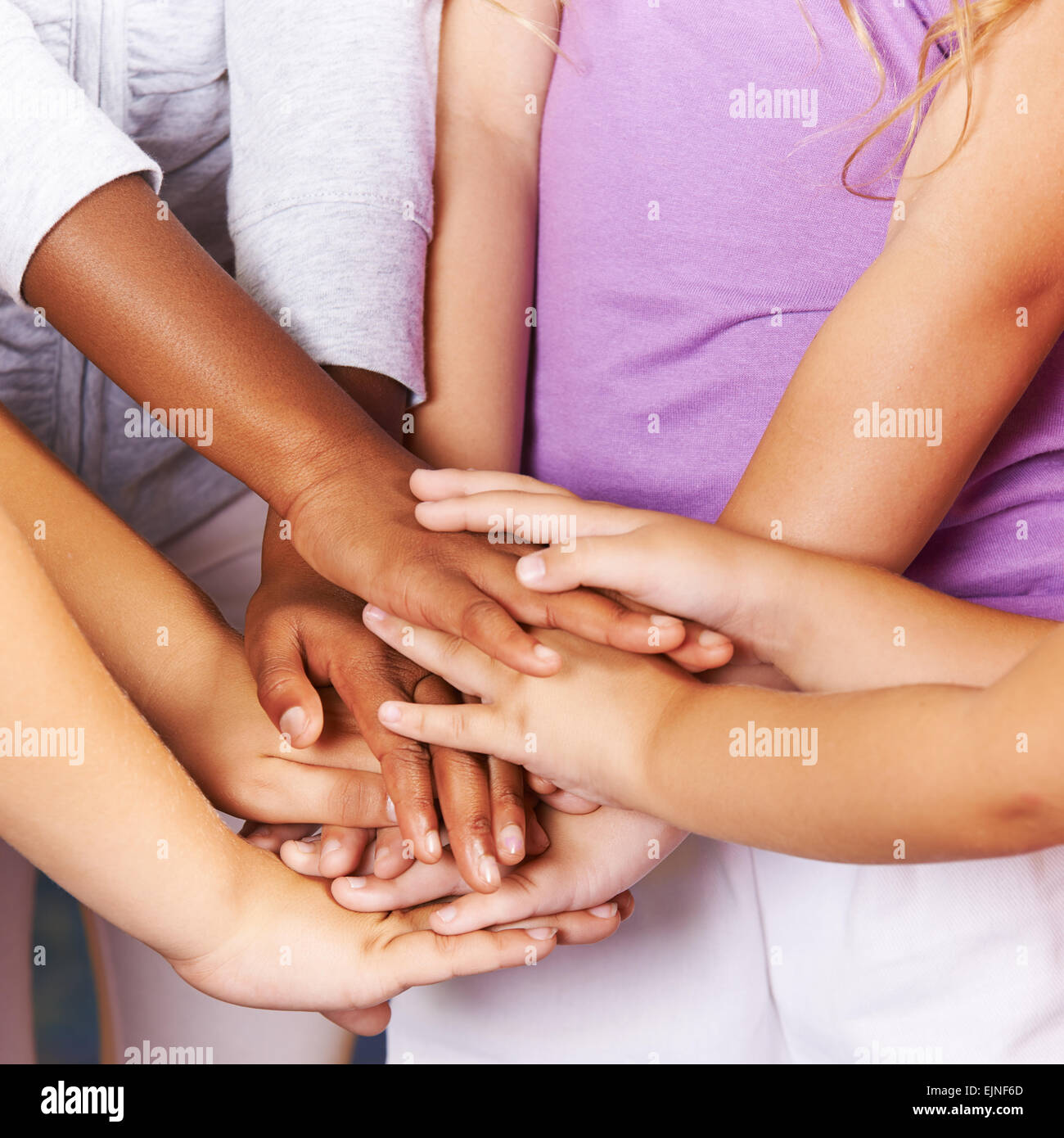 Viele Kinder Stapeln Hände als Symbol für Teamwork und motivation Stockfoto