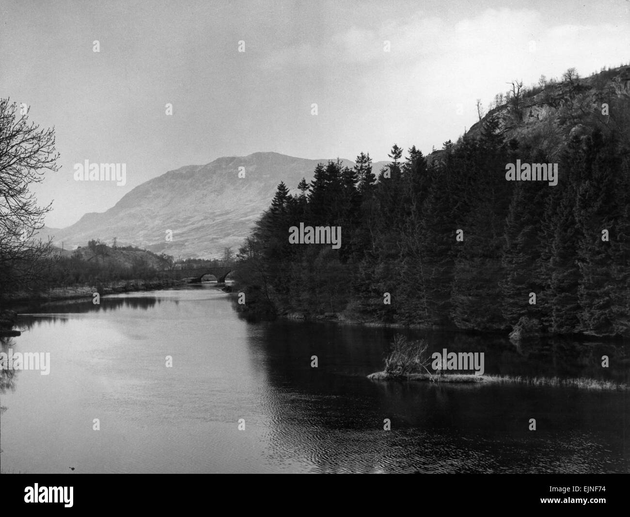 Gesamtansicht der Tubhair Loch Killin Road in Perthshire. Um 1930. Stockfoto