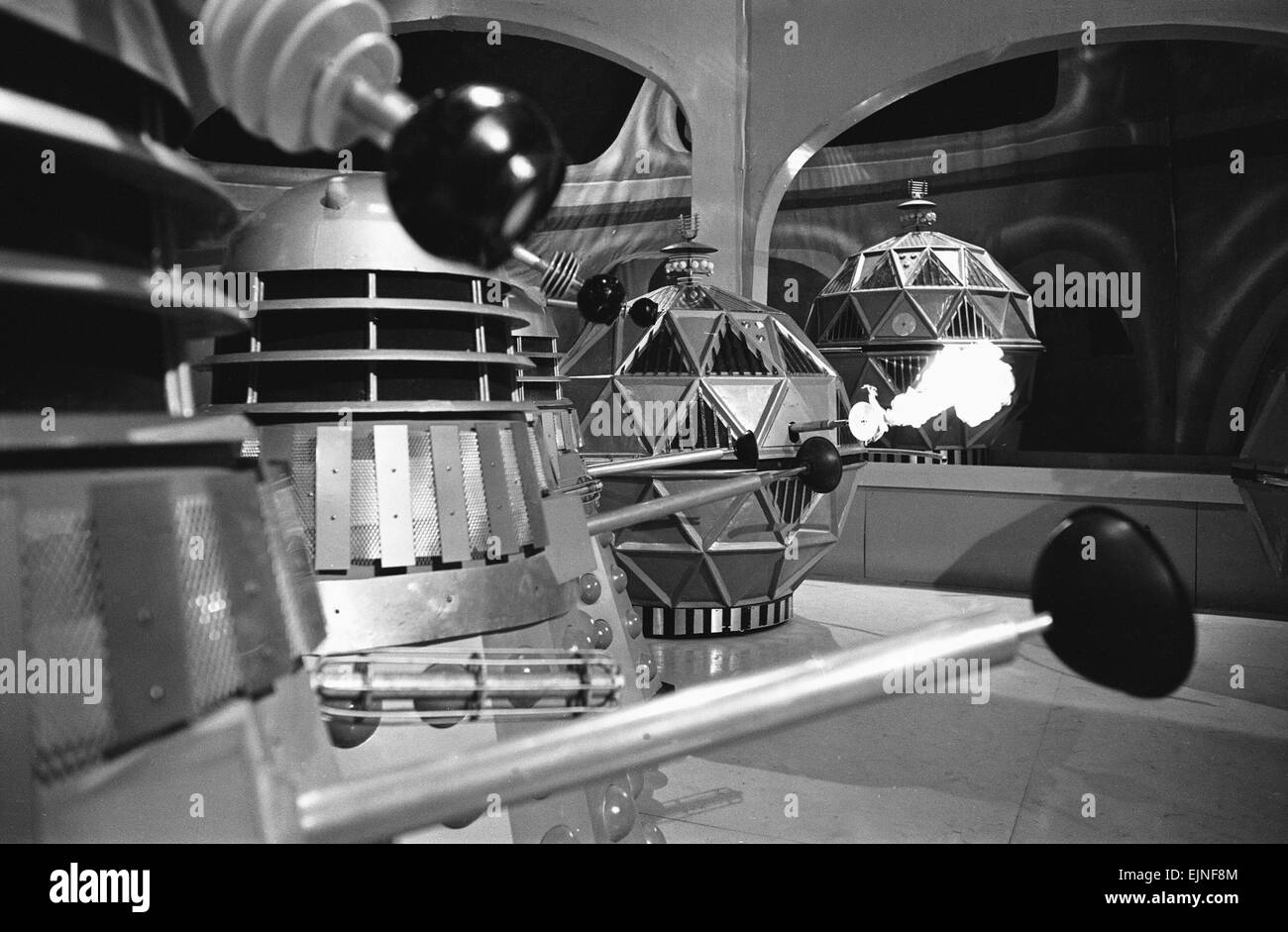 Eine Szene aus der Dr Who-Fernsehserie, die Geschichte heißt "The Chase" der Szene zeigen eine Konfrontation zwischen der Mechanoiden große kugelförmige Roboter erbaut durch den Menschen um zu helfen, Welten und ihre Erzfeinde der Daleks zu kolonisieren. Die Auseinandersetzung erfolgt angeblich auf einer Raumstation in Wirklichkeit ist es in der BBC TV-Studios in Ealing Green gefilmt wird. 15. April 1965 Stockfoto