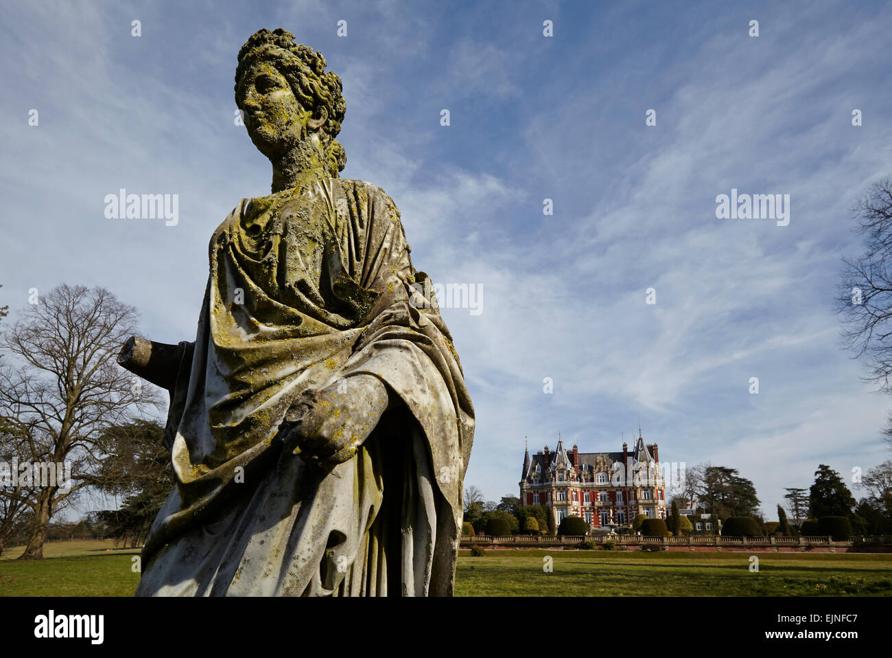 Chateau Impney - Flechten bedeckt Statue auf dem Hotelgelände. Stockfoto