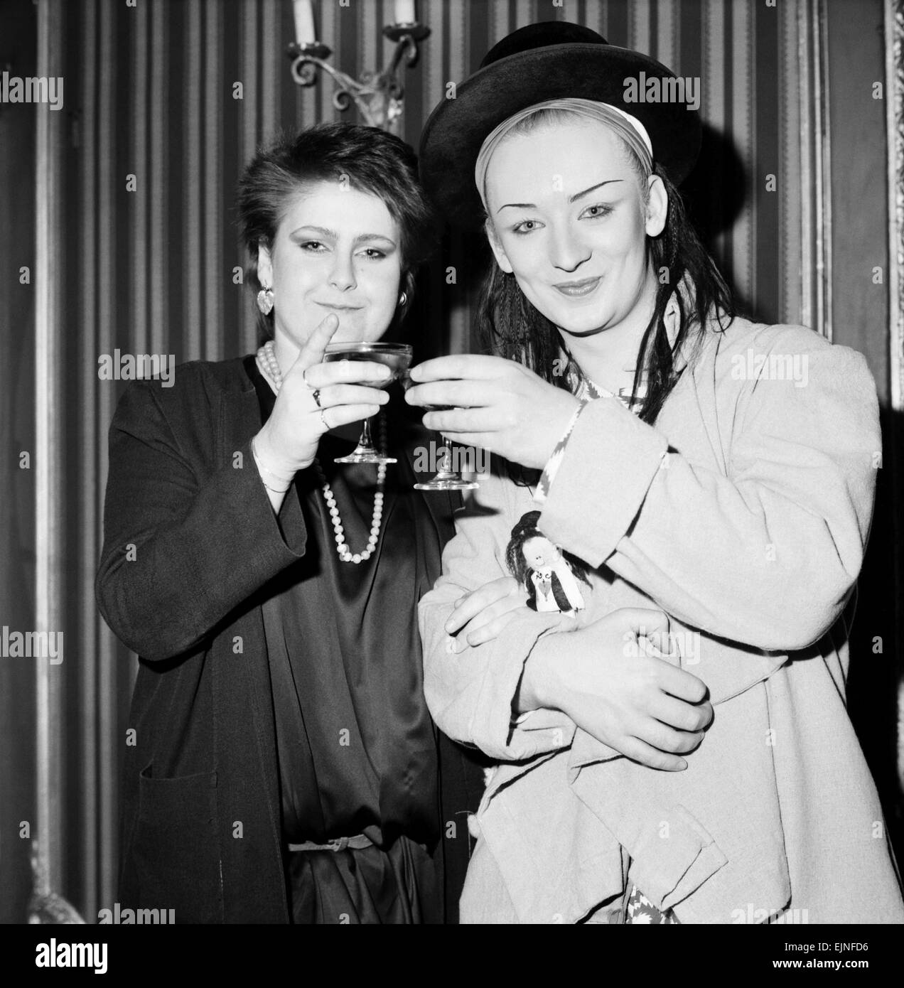 Britischer Rock und Pop Preis im Londoner Lyceum Ballroom. Sänger der Gruppe feiert Kultur Club Boy George (rechts) nach dem Gewinn der Daily Mirror Leser Award für herausragende Musik Persönlichkeit mit Alison Moyet des Pop-Duos Yazoo, wer die beste Sängerin ausgezeichnet. 9. Februar 1983. Stockfoto