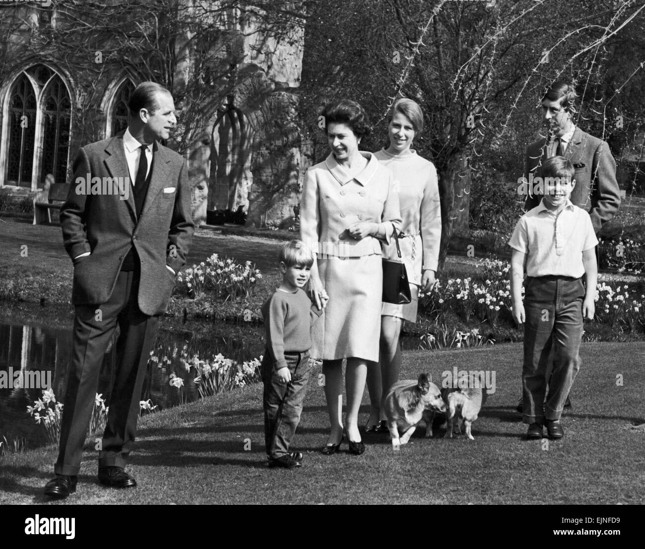 Die Königin und der Herzog von Edinburgh mit Prinz Andrew, Prinz Charles und Prinzessin Anne in Windsor Castle zu ihren Geburtstag zu feiern. 16. April 1968. Stockfoto