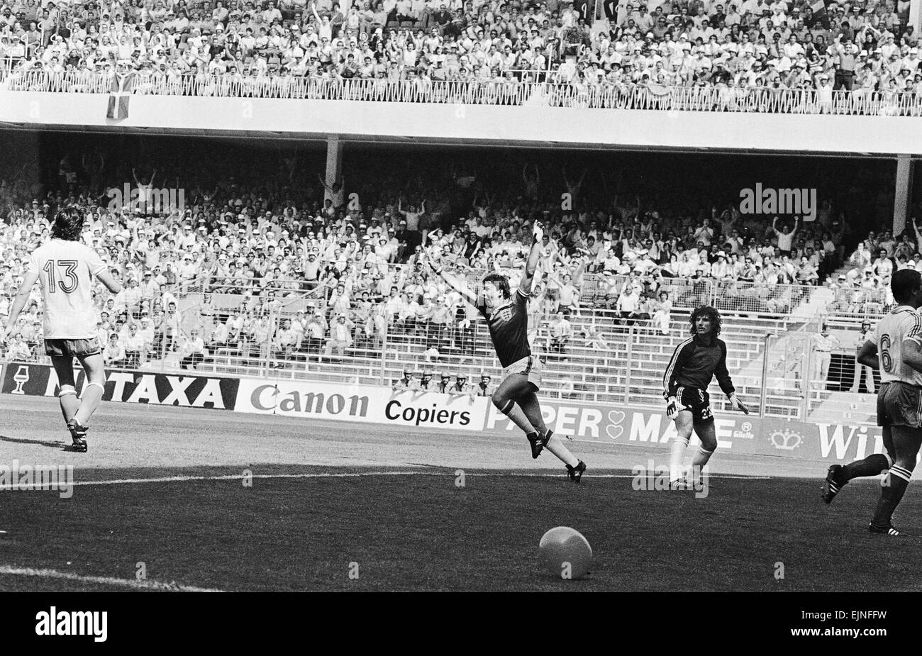 1982 World Cup-Finale Gruppe vier entsprechen in Bilbao, Spanien. England 3 V Frankreich 1. Englands Bryan Robson feiert nach dem scoring die schnellste jemals WM-Tor, nach nur 27 Sekunden französischer Torhüter Jean-Luc Ettori. 16. Juni 1982. Lokalen Caption *** Stockfoto