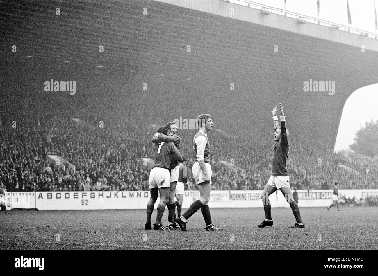 Englische League Division One Match in Hillsborough. Sheffield Mittwoch 1 V Manchester United 1. Uniteds George Best (7) ist auf sein Ziel von Teamkollege Pat Crerand gratulierte, wie Denis Law kommt zu die Feierlichkeiten teilnehmen. 16. September 1967. Stockfoto