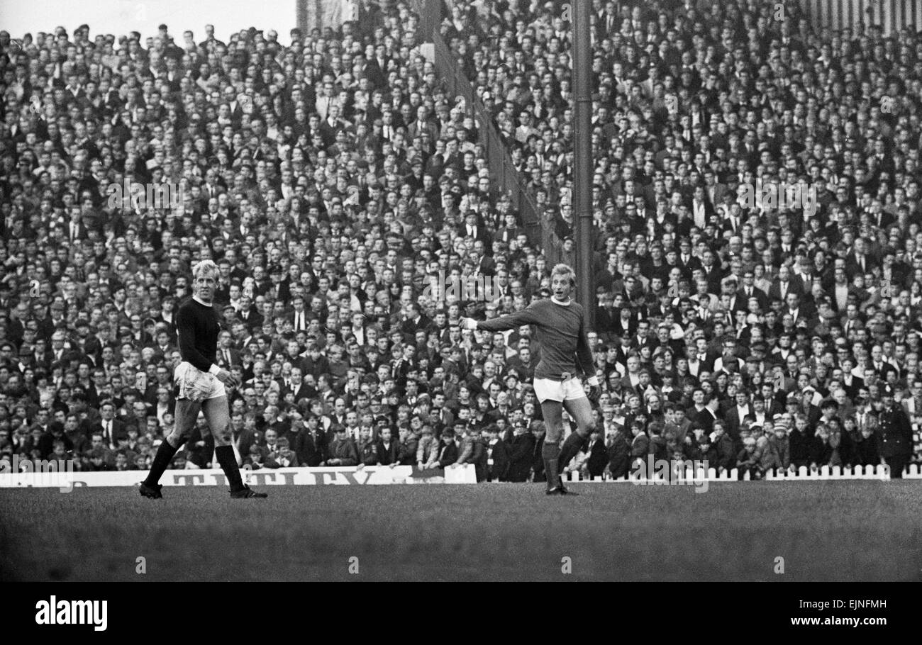 Manchester United gegen Arsenal - Oktober 1967 Denis Law von Manchester United und Ian Ure Arsenal sind abgeschickt von Schiedsrichter George McCabe 7. Oktober 1967. Stockfoto