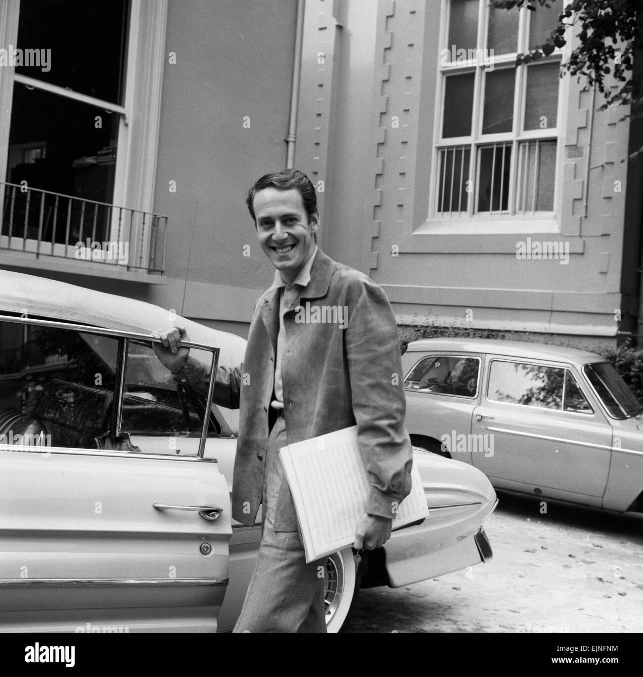 Bandleader, John Barry, der John Barry sieben musikalische Gruppe kommt für eine Aufnahme-Session in Avenue Road Studios, 23. September 1962. Stockfoto