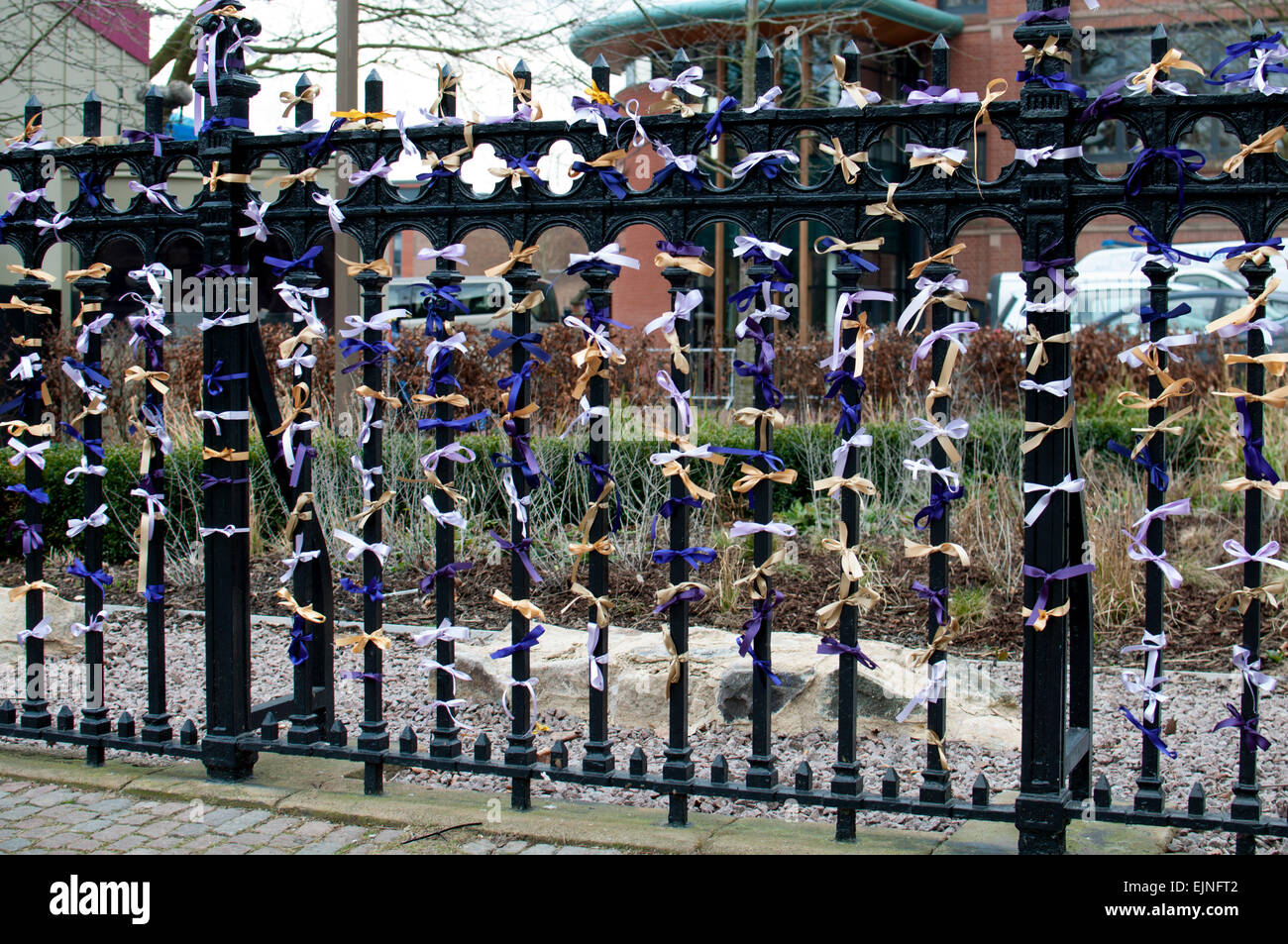 Gebet-Bänder am Zaun vor Leicester Kathedrale Wochentags Richard III Umbettung, Leicestershire, UK Stockfoto