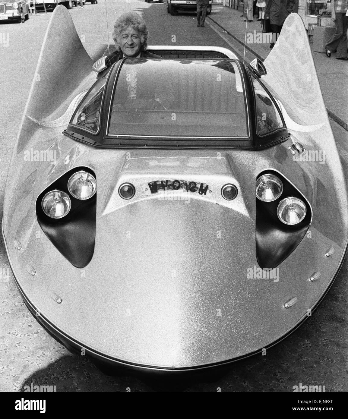 Schauspieler Jon Pertwee, Dr Who in der TV-Serie hatte eine fliegende Untertasse Stil Auto für seinen persönlichen Gebrauch, die auch in der neuen TV-Serie verwendet wird. Das Auto und sein Besitzer sind hier zu sehen eine Szene auf Moorgate schießen, für die Geschichte mit dem Titel "The Invasion of the Dinosaurs". Das Auto hat eine grundlegende Imp-Engine und ist in der Lage, Geschwindigkeiten von über 100 km/h. Das Auto ist ausgestattet mit einem Computer, TV, Telefon und Stero. 23. September 1973 Stockfoto