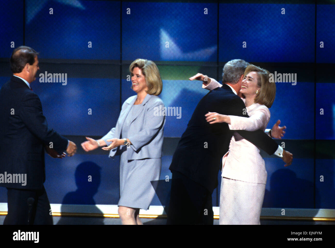 US-Präsident Bill Clinton umarmt erste Dame Hillary Rodham Clinton und Vizepräsident Al Gore umarmt Frau Tipper, nachdem sie die Nominierung für die demokratische Partei bei der Democratic National Convention 1996 29. August 1996 in Chicago, IL akzeptiert. Stockfoto