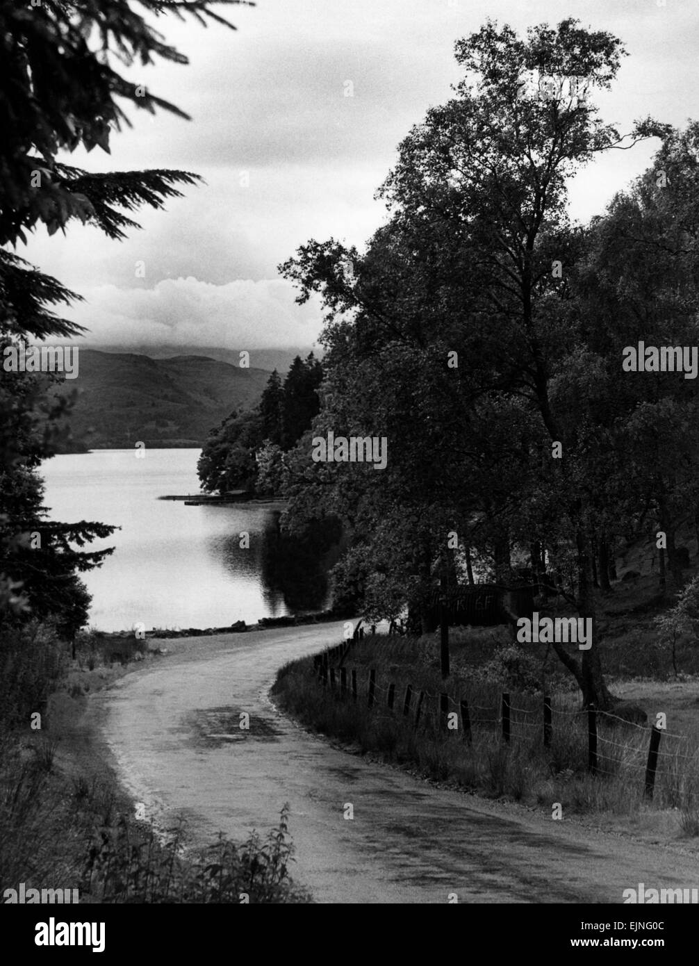 Am Straßenrand Blick auf Loch Ard, einen Körper des Süßwassers in den Loch Lomond und Trossachs National Park, Bezirk Stirling, Schottland, 3. August 1946. Stockfoto