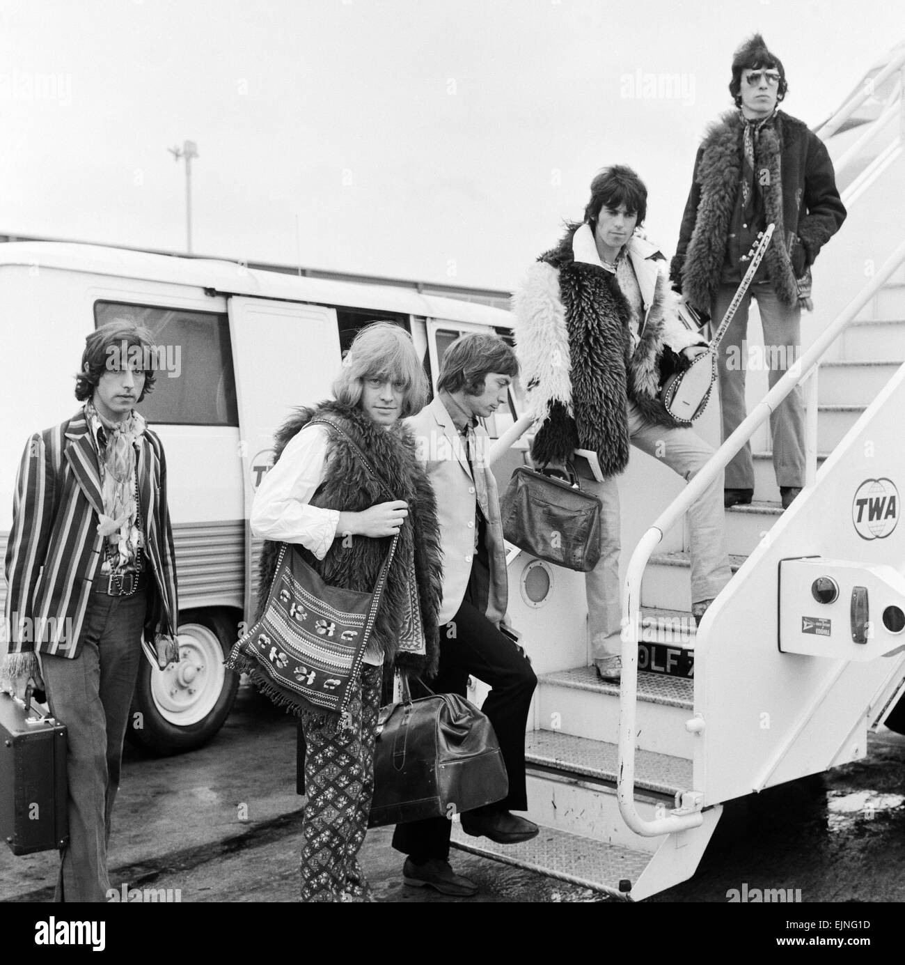 Mitglieder der Rolling Stones in Richtung New York, von links nach rechts: Brian Jones, Keith Richards, Charlie Watts, Bill Wyman mit Fotograf und Freund Michael Cooper ganz links. 13. September 1967. Stockfoto
