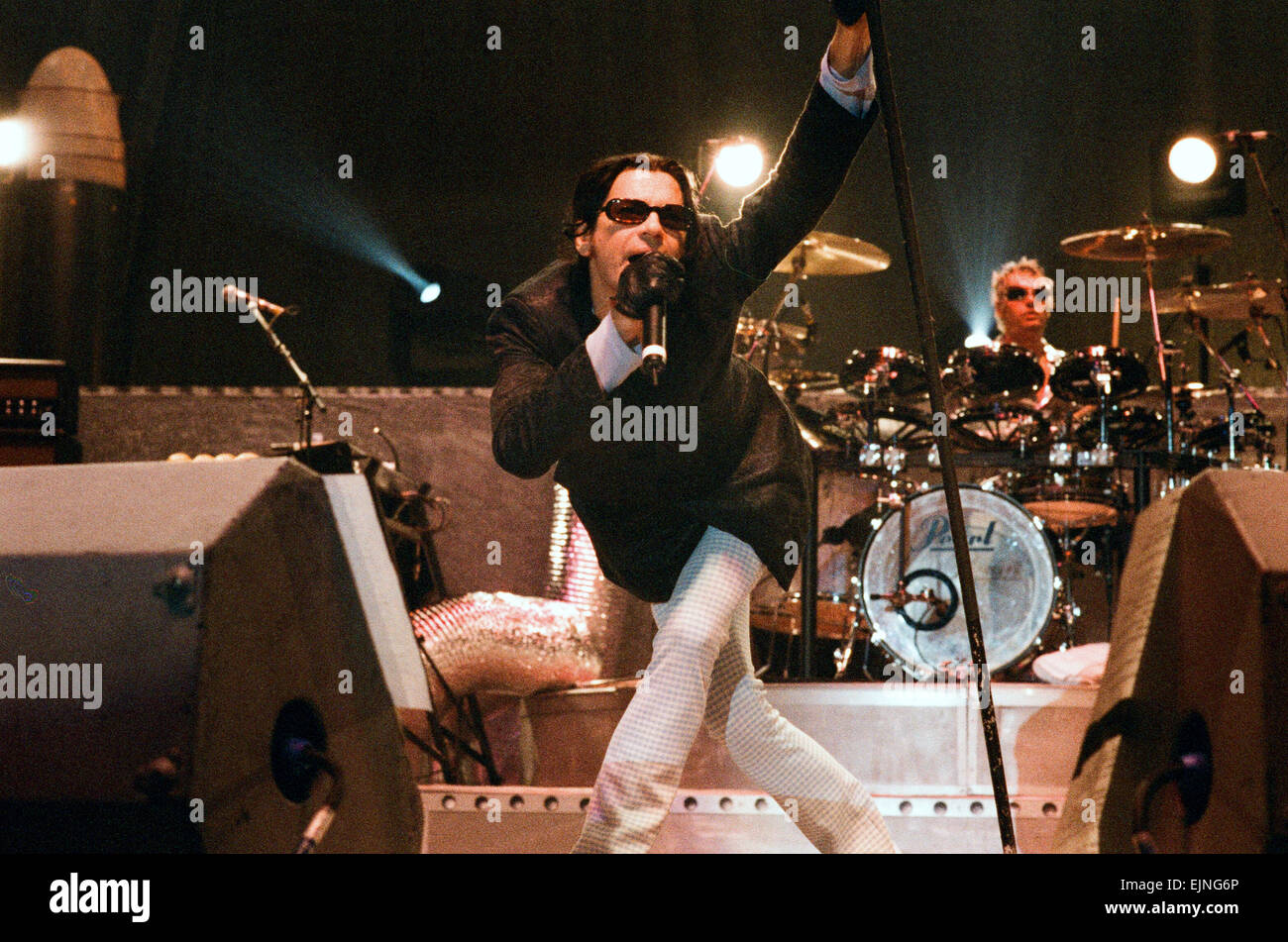 Michael Hutchence Lead-Sänger von INXS, abgebildet im Konzert - elegant verschwendet World Tour - in der Wembley Arena, London, 18. Juni 1997. Stockfoto