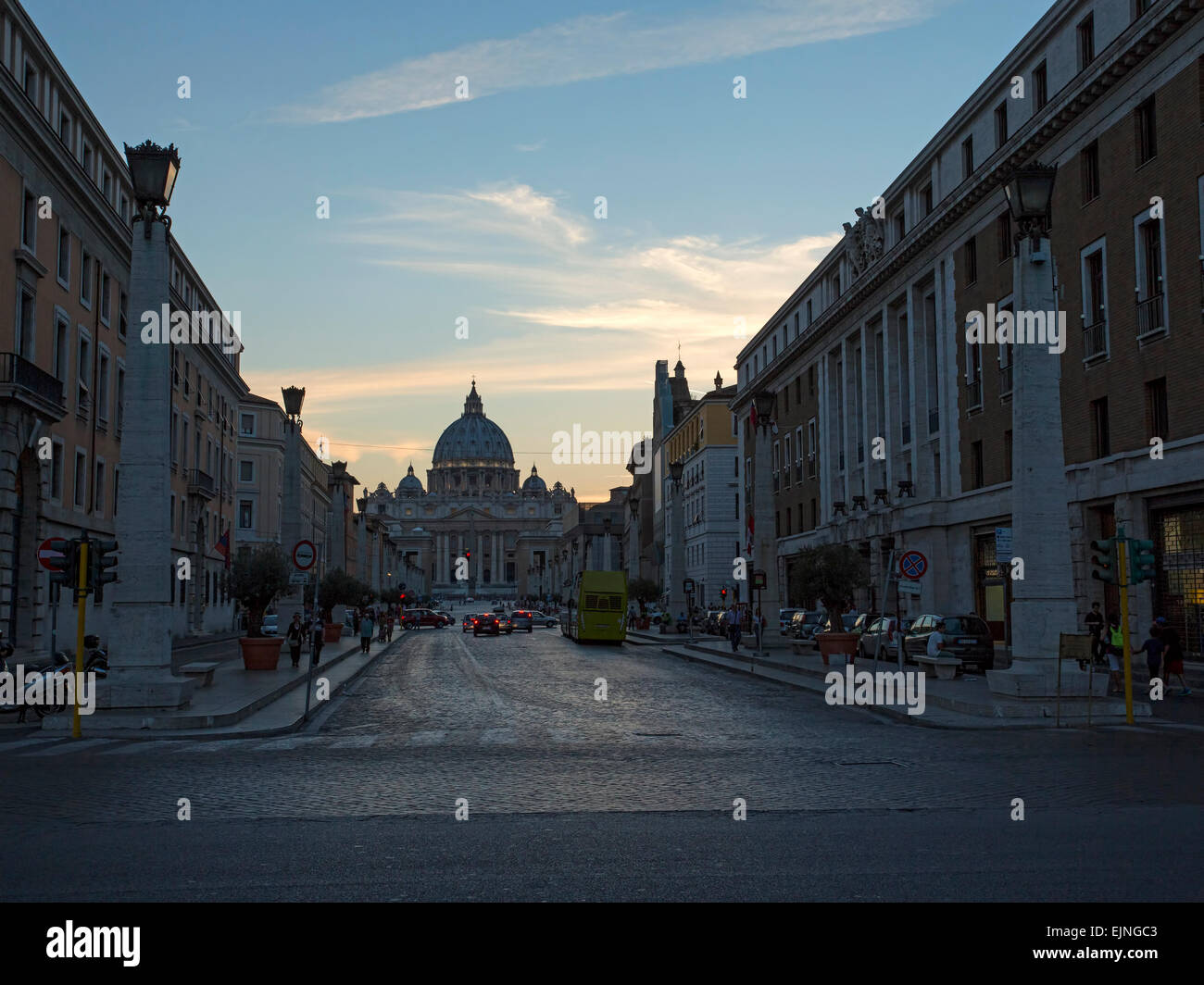 Rom, Italien St. Peters Dom von führenden Straße Sonnenuntergang Abend Stockfoto