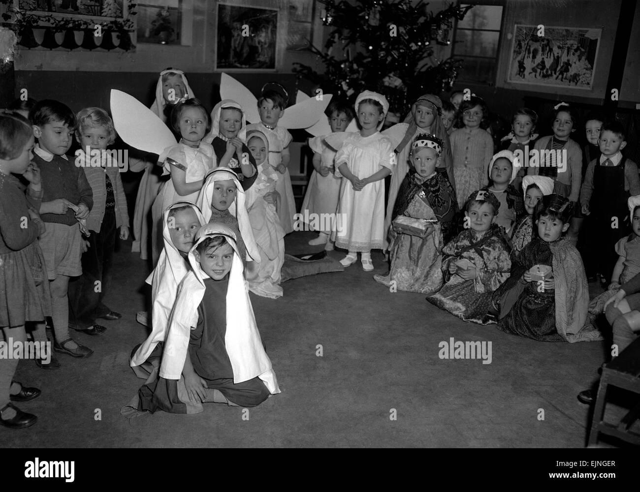 Weihnachtsfeier in Surrey Baumschulen. 17. Dezember 1953 *** lokalen Caption *** Watscan - 27.05.2010 Stockfoto