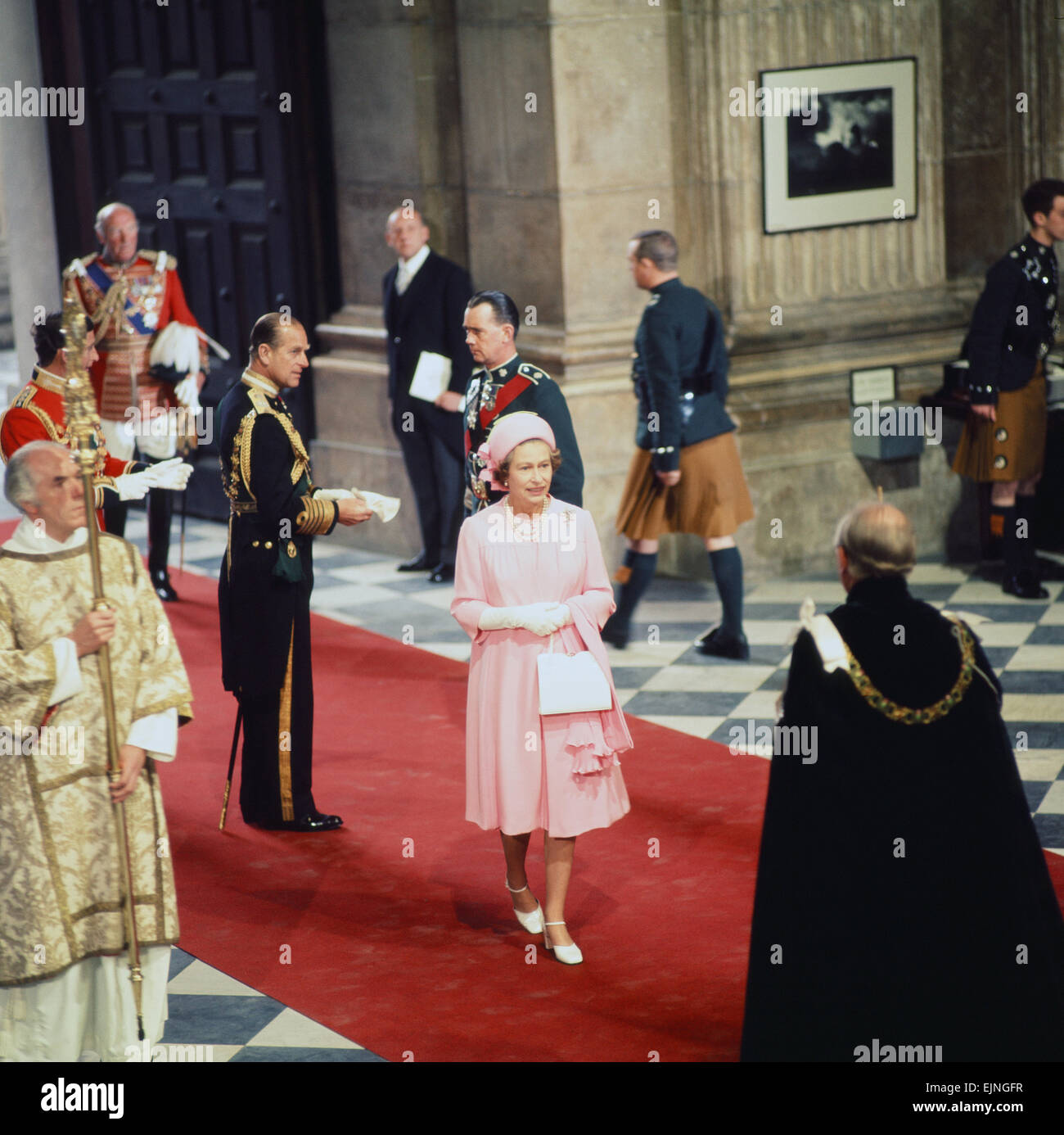 Queen Elizabeth II & Prince Philip kommen an St Pauls Cathedral für Dankgottesdienst, HRH silbernes Jubiläum, Dienstag, 7. Juni 1977 feiern. Stockfoto