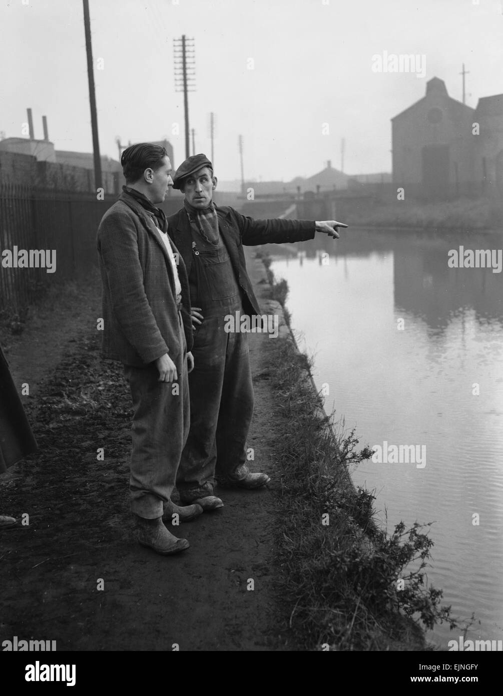 Die Gülle Sperre Becken in Wolverhampton, die Schleusenwärter zeigt von einem schmalen Bootskapitän wo sein Boot ein Hindernis 12. Januar 1950 traf *** lokalen Caption *** Watscan--23.04.2010-- Stockfoto