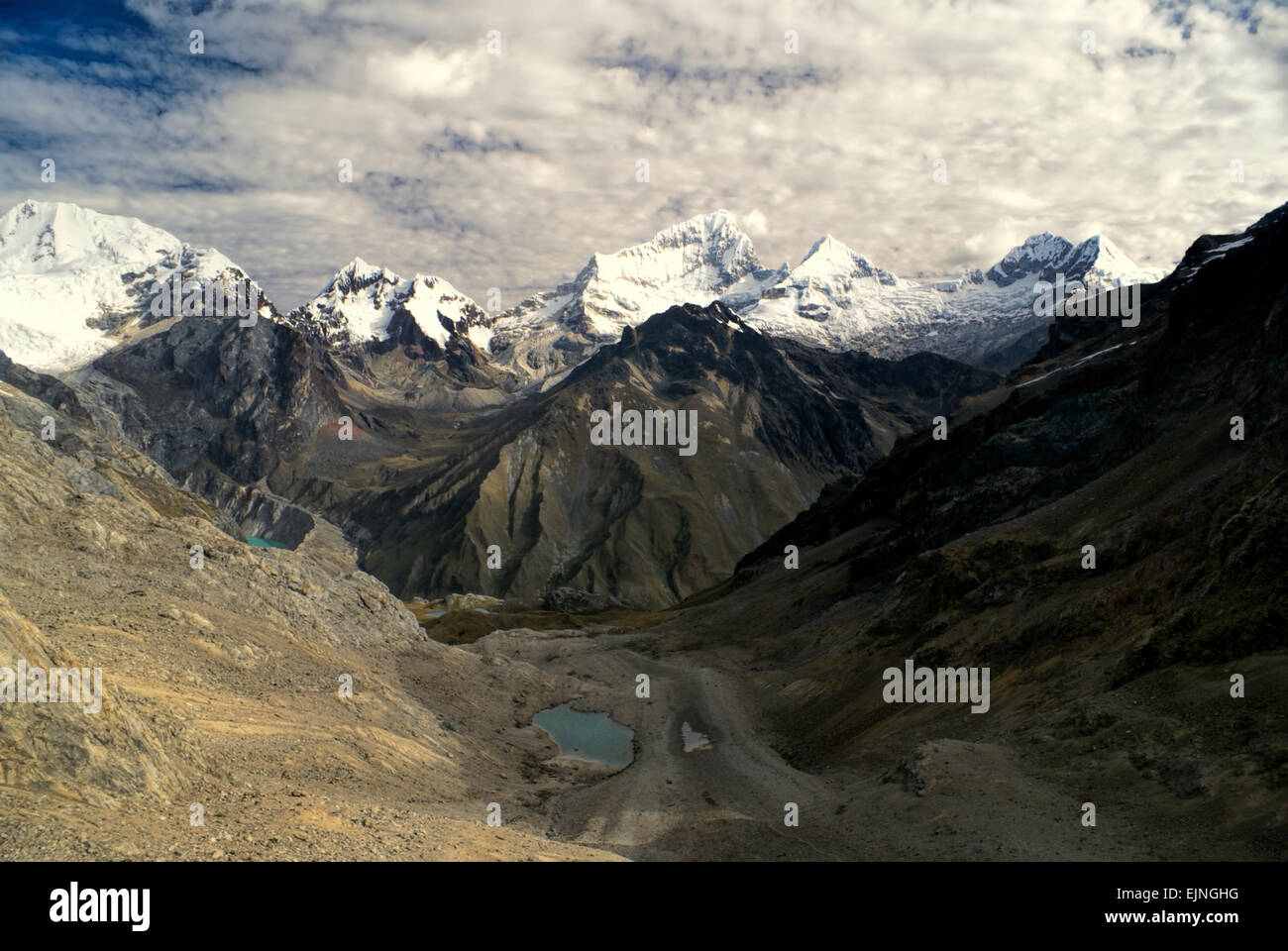 Tiefe Schluchten rund um Alpamayo, Gipfel einer der höchsten Berge in den peruanischen Anden, Cordillera Blanca Stockfoto