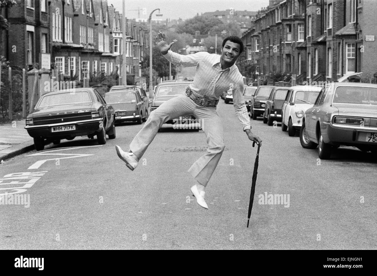 John Conteh feiert nach dem Gewinn der britischen und europäischen Commonwealth-Titel in seiner Heimat Straße. Stockfoto