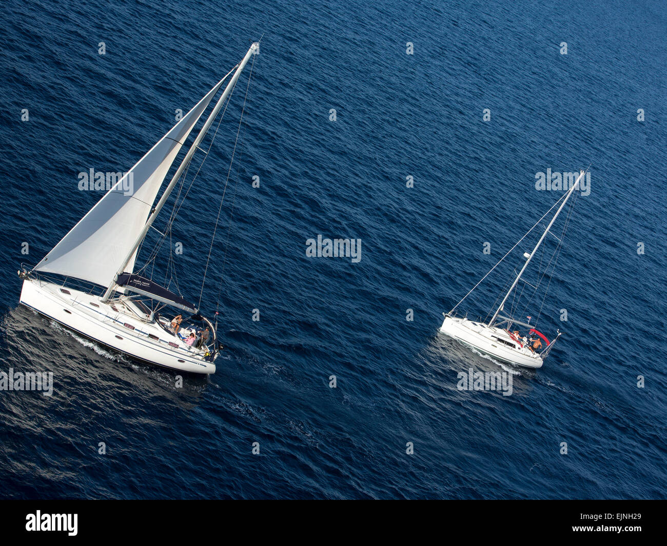 Toulon, Frankreich. zwei Segelboote im blauen Mittelmeer Ozean 6163 Stockfoto