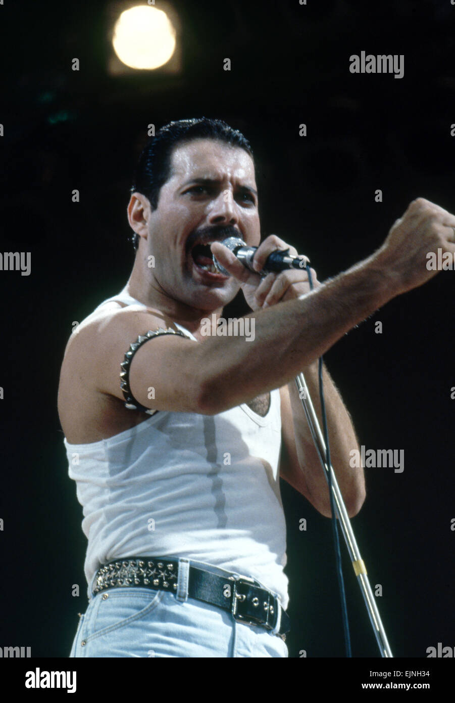 Live-Aid-Konzert im Wembley-Stadion. Queen-Sänger Freddie Mercury auf der Bühne. 13. Juli 1985. Stockfoto