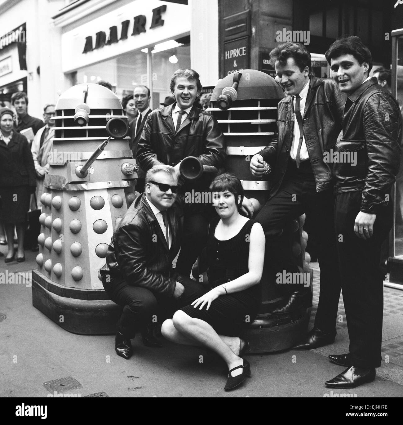 Die Daleks kommen, Bond Street, London. Eine neue pop-Gruppe, die sich selbst die 'gehen geht gesehen hier in Londons West End kurz vor der Aufnahme ihren neuen Songs", werde ich ein Dalek für Weihnachten die Gruppe Pose mit zwei alien-Roboter aus der TV-show Dr Who haben. 25. November 1964 Stockfoto