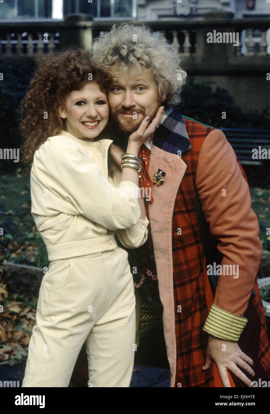 Schauspieler Colin Baker, der Doctor Who in der BBC-Science Fiction-Programm, fotografiert mit seiner neuen Assistentin Bonnie Langford während der Dreharbeiten zu The Trial ein Time Lord spielt. Langford spielt Melanie, ein 21 Jahre Alter Computer-Programmierer. . 20. Oktober 1986. Stockfoto